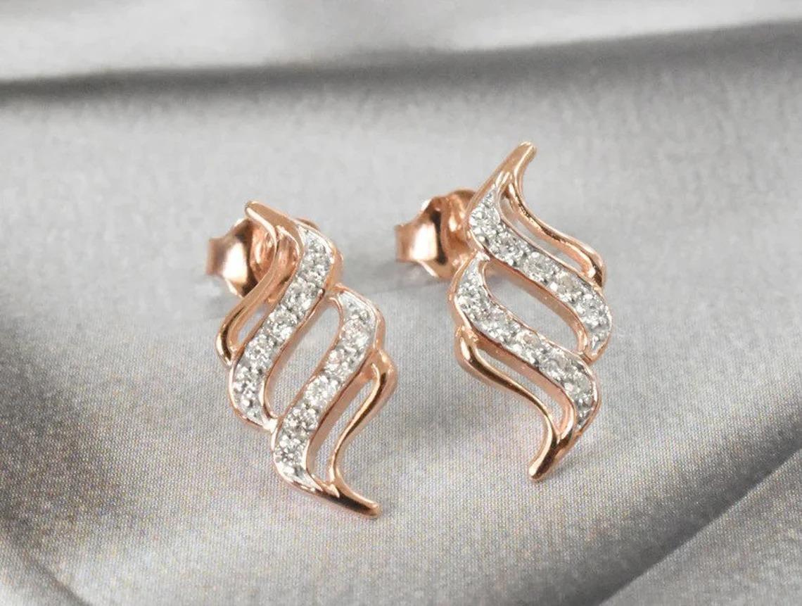 Diamant-Spiral-Ohrstecker aus 18k Roségold, Gelbgold und Weißgold.

Diese zierlichen Ohrstecker sind aus massivem 18-karätigem Gold gefertigt und mit glänzenden, rund geschliffenen Naturdiamanten besetzt, die in unserem Studio von Meisterhand