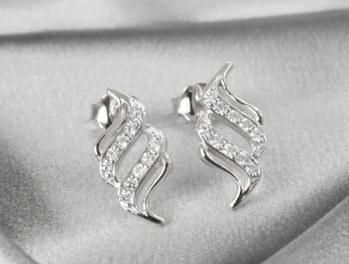 Moderne Boucles d'oreilles en or 18k avec spirale en diamant en vente