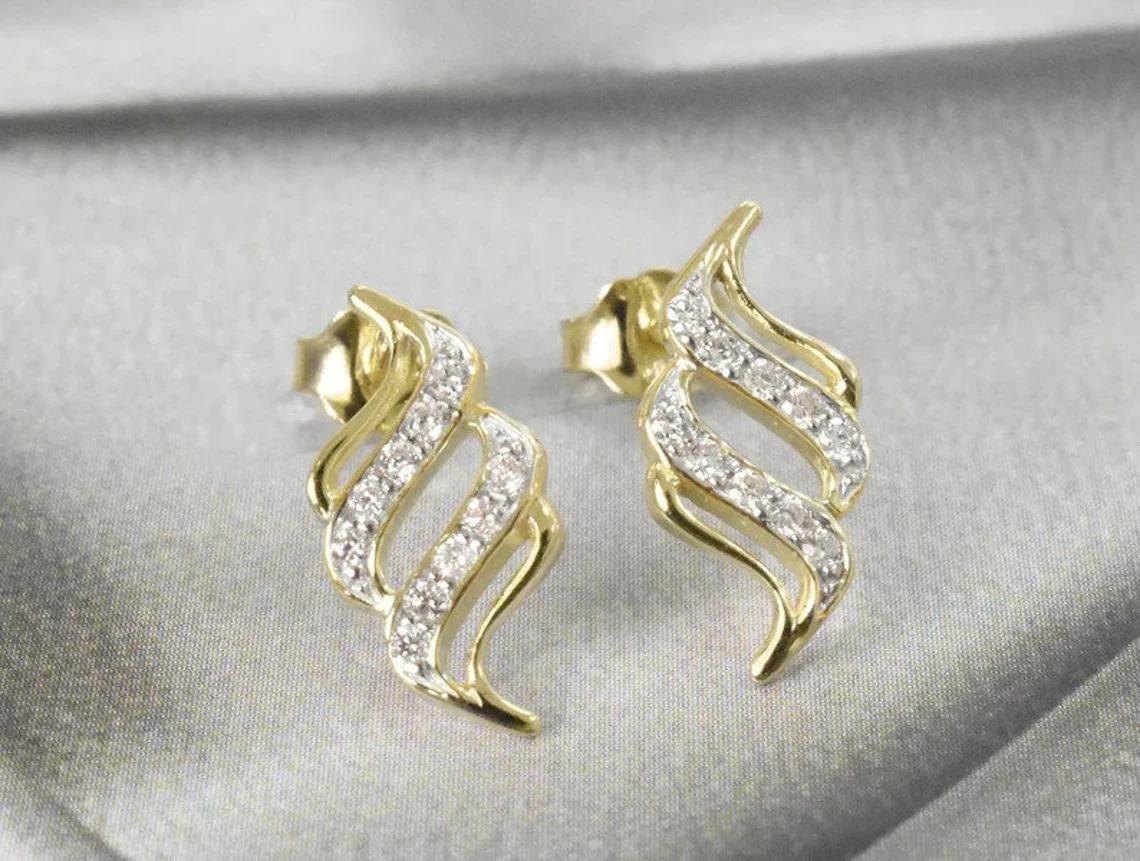 Modern 18k Gold Swirl Earrings Diamond Spiral Stud Earrings For Sale