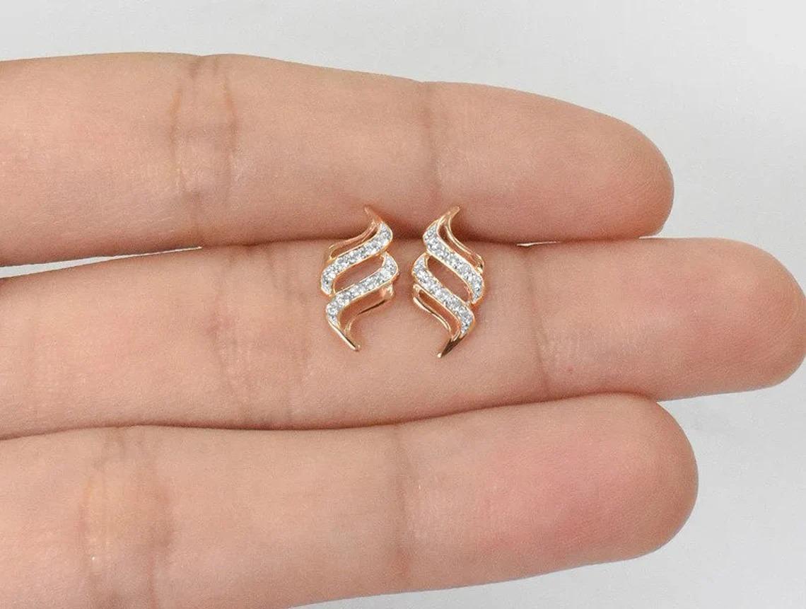 18k Gold Swirl Earrings Diamond Spiral Stud Earrings In New Condition For Sale In Bangkok, TH