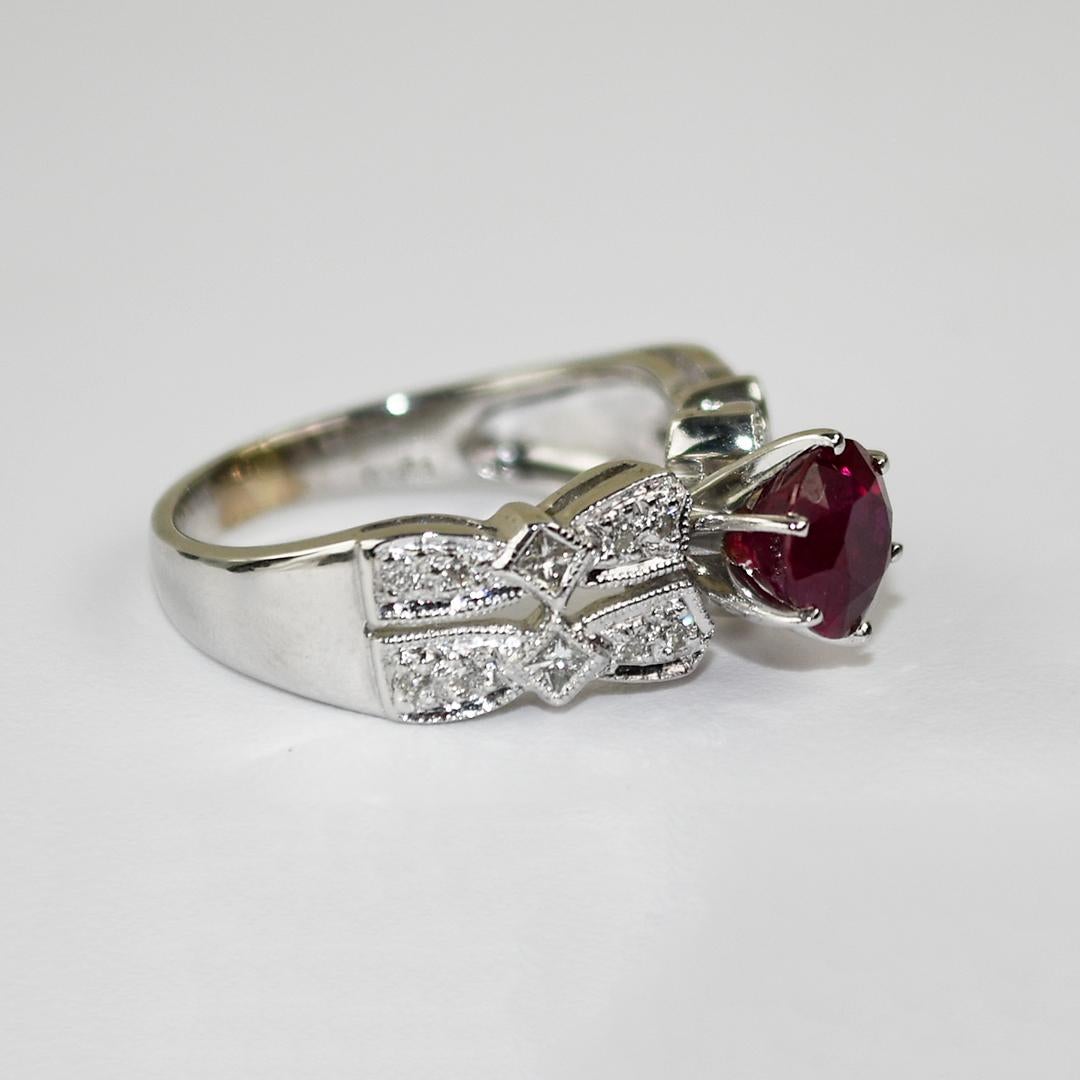 Damenring aus 18 Karat Weißgold mit Rubin und Diamanten.
Gestempelt 18k, 75,0 und wiegt 5,1 Gramm.
Der Rubin ist ein im Fluss gezüchteter Rubin, dessen Wachstum mehrere Monate dauern kann, im Gegensatz zu 2 Stunden bei preiswerten, im Labor