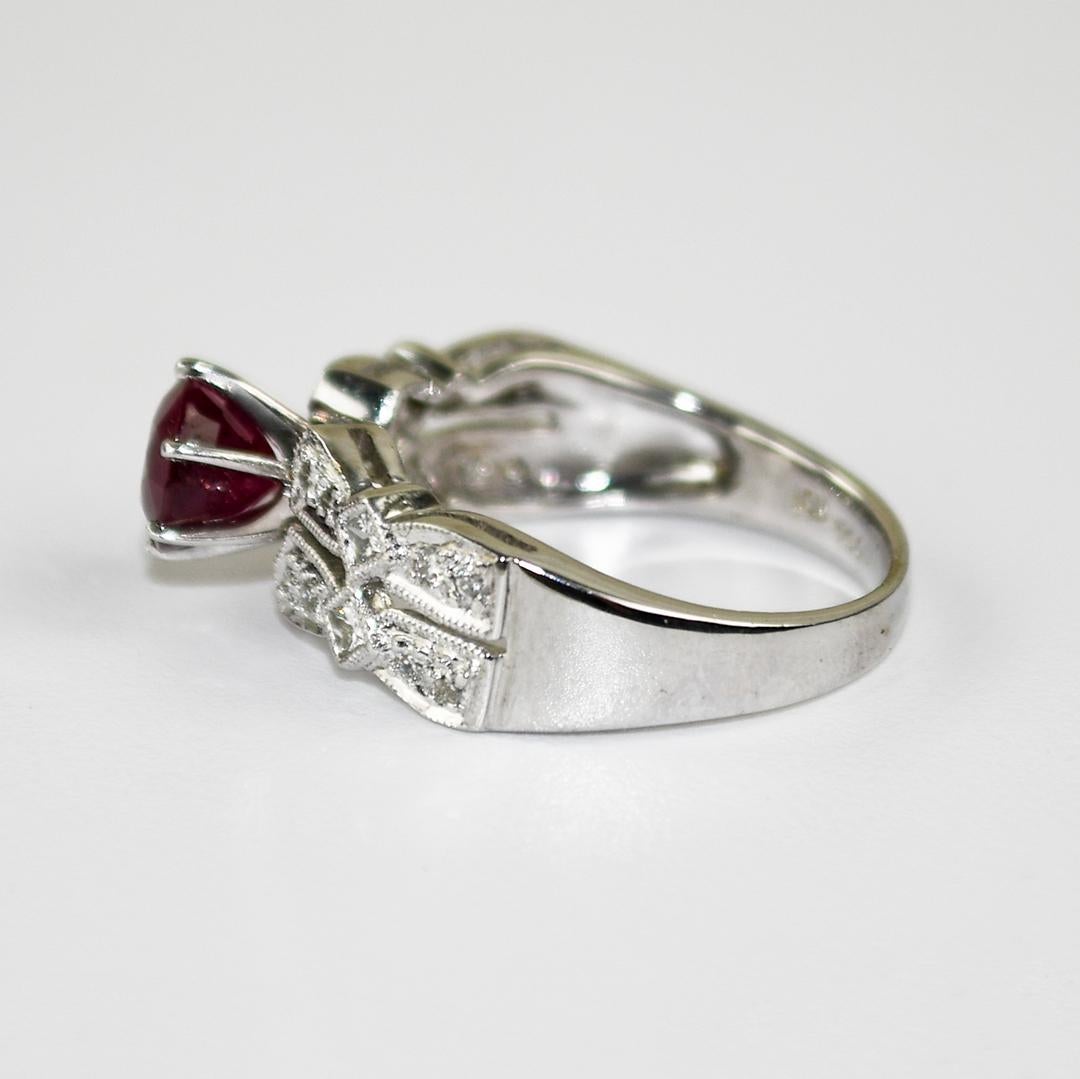 18K Weißgold Synthetischer Rubin & Diamant Ring 5.4g für Damen oder Herren im Angebot