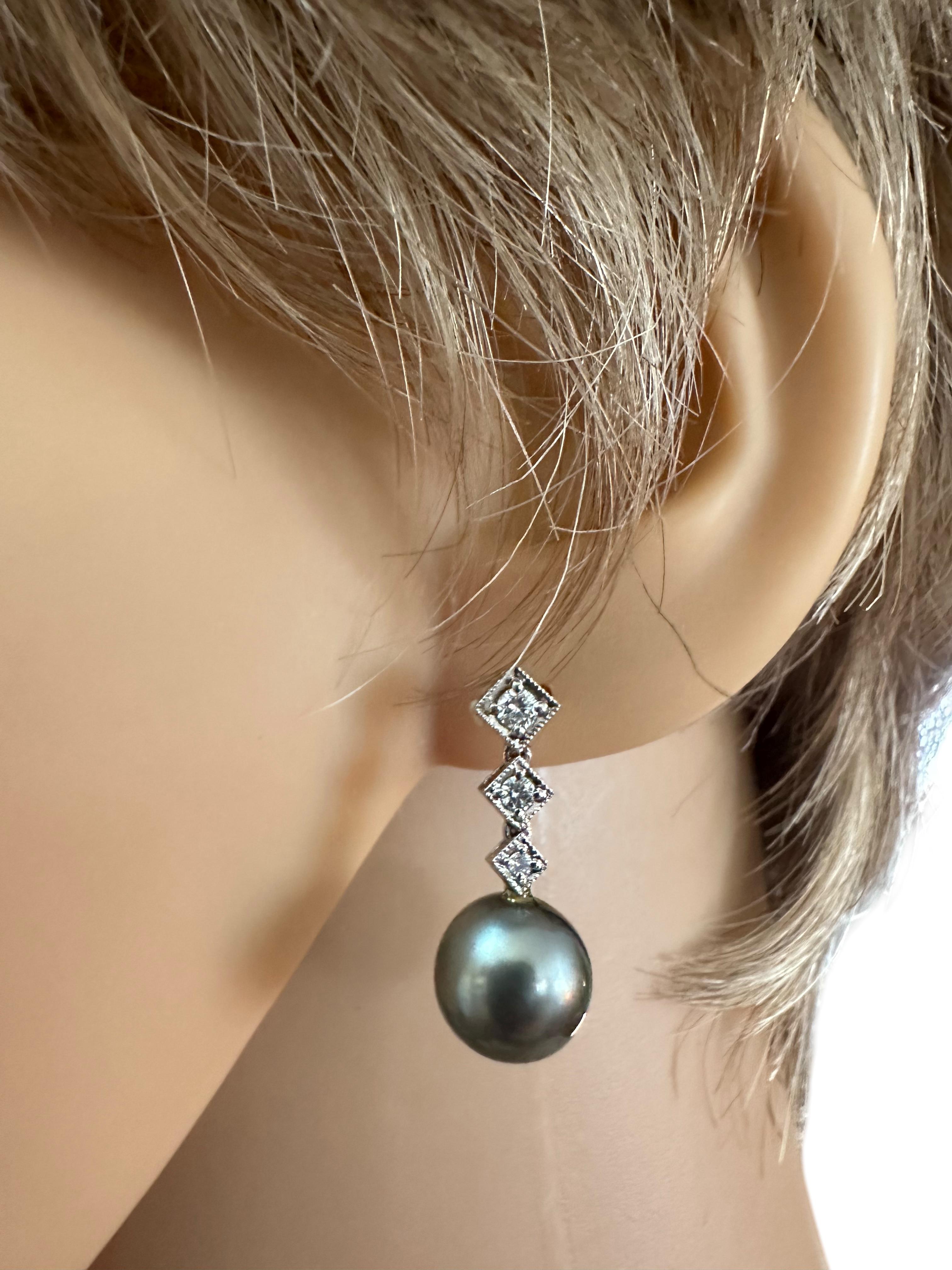 18k White Gold Tahitian Pearl & .10 Carat Diamond Drop Post Earrings In Excellent Condition For Sale In Eagan, MN