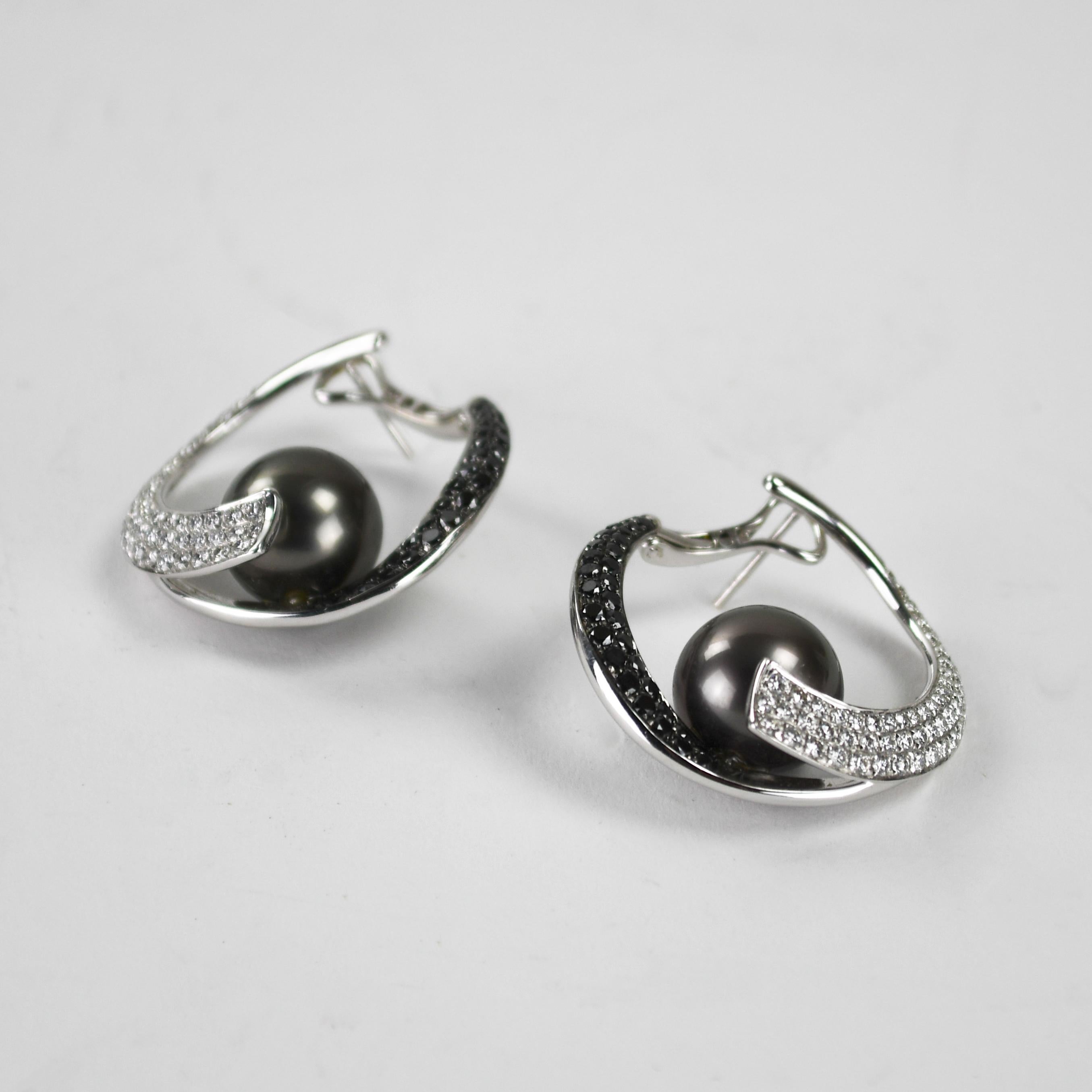 Orecchini con perle di Tahiti e diamanti in oro bianco 18 carati 2,00ct In condizioni ottime in vendita a Laguna Beach, CA