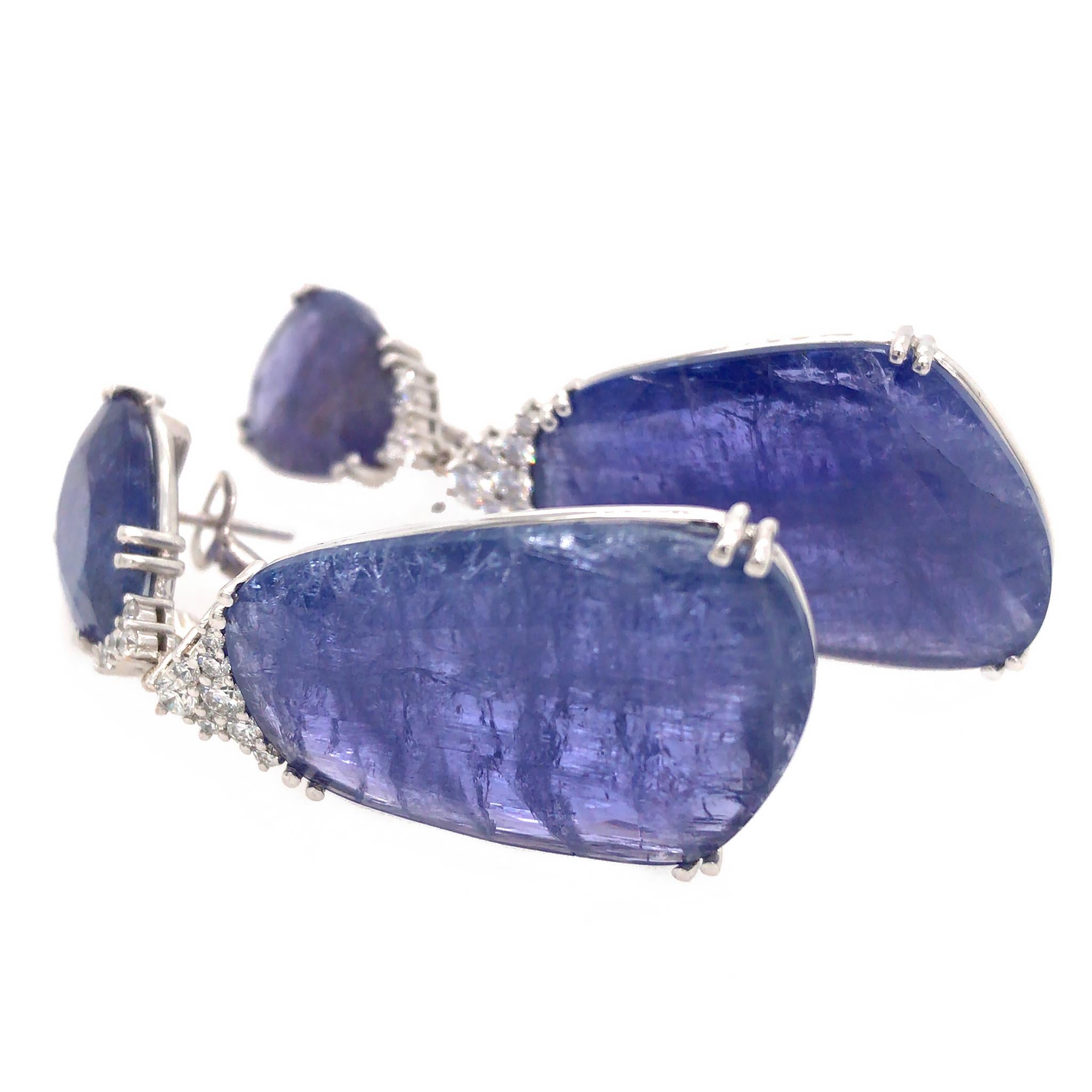 18k White Gold Tanzanite and Diamond Hanging Earrings In Excellent Condition In New York, NY