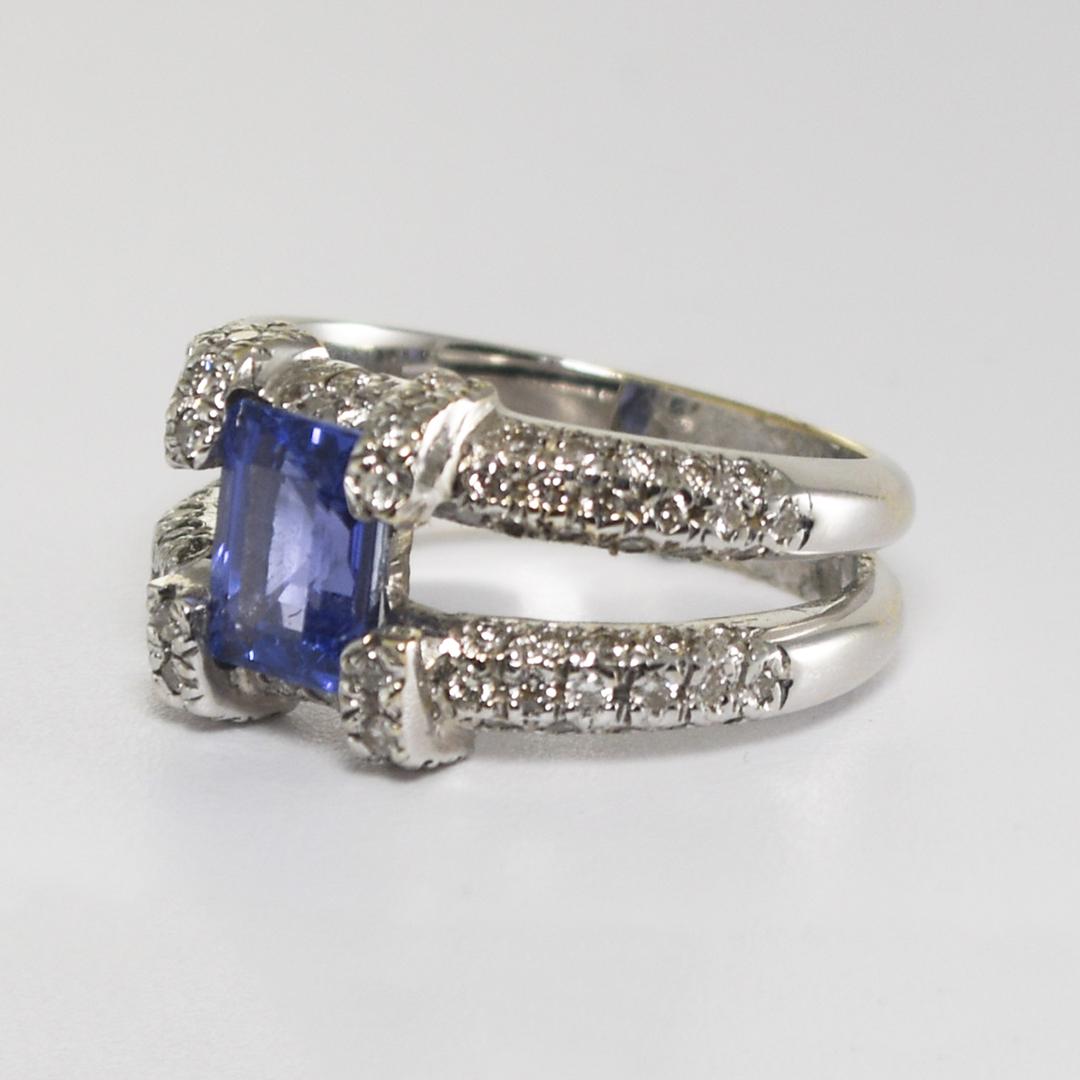 Anello con tanzanite e diamanti in oro bianco 18K in vendita 1