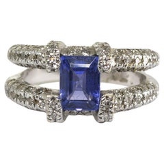 Anillo de oro blanco de 18 quilates con tanzanita y diamantes