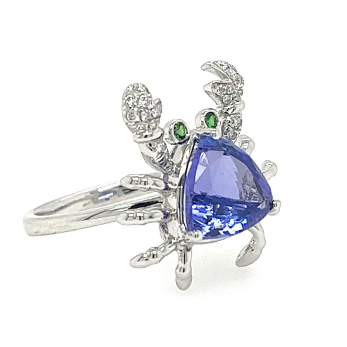 Anello con granchio di tanzanite in oro bianco 18 carati e diamanti

26 diamanti - 0,14 CT
2 Greene & Greene - 0,04 CT
1 tanzanite - 3,30 CT
Oro bianco 18K - 4,77 GM

L'anello a forma di granchio in oro bianco 18 carati è caratterizzato da