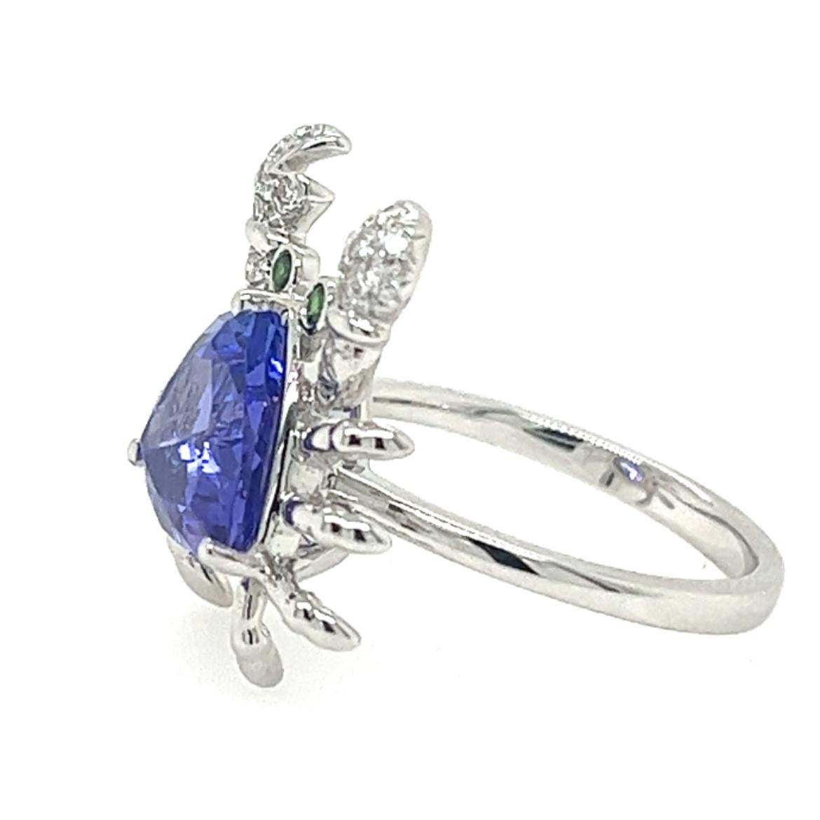 Taglio rotondo Anello con granchio di tanzanite in oro bianco 18 carati e diamanti in vendita