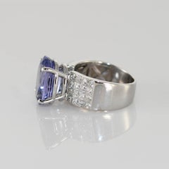18K White Gold Tanzanite & Diamond Ring 10.3g