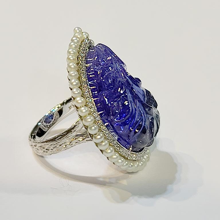 Modern GILIN 18K White Gold Diamond Ring with Tanzanite For Sale