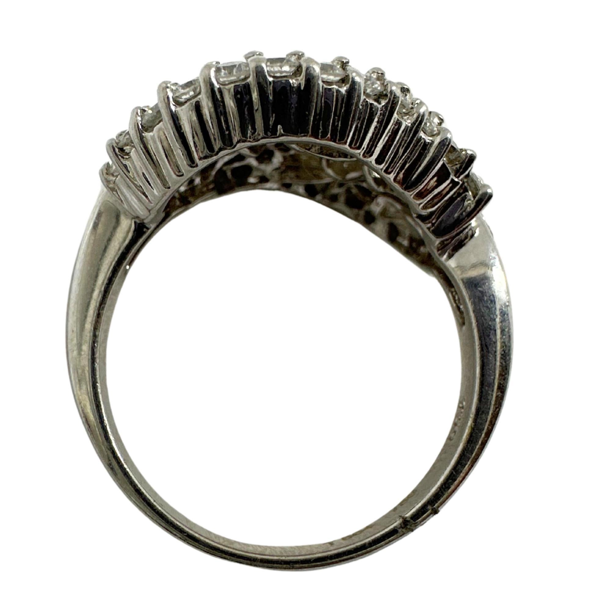 Bague en or blanc 18K avec diamant taille baguette conique en vente 5