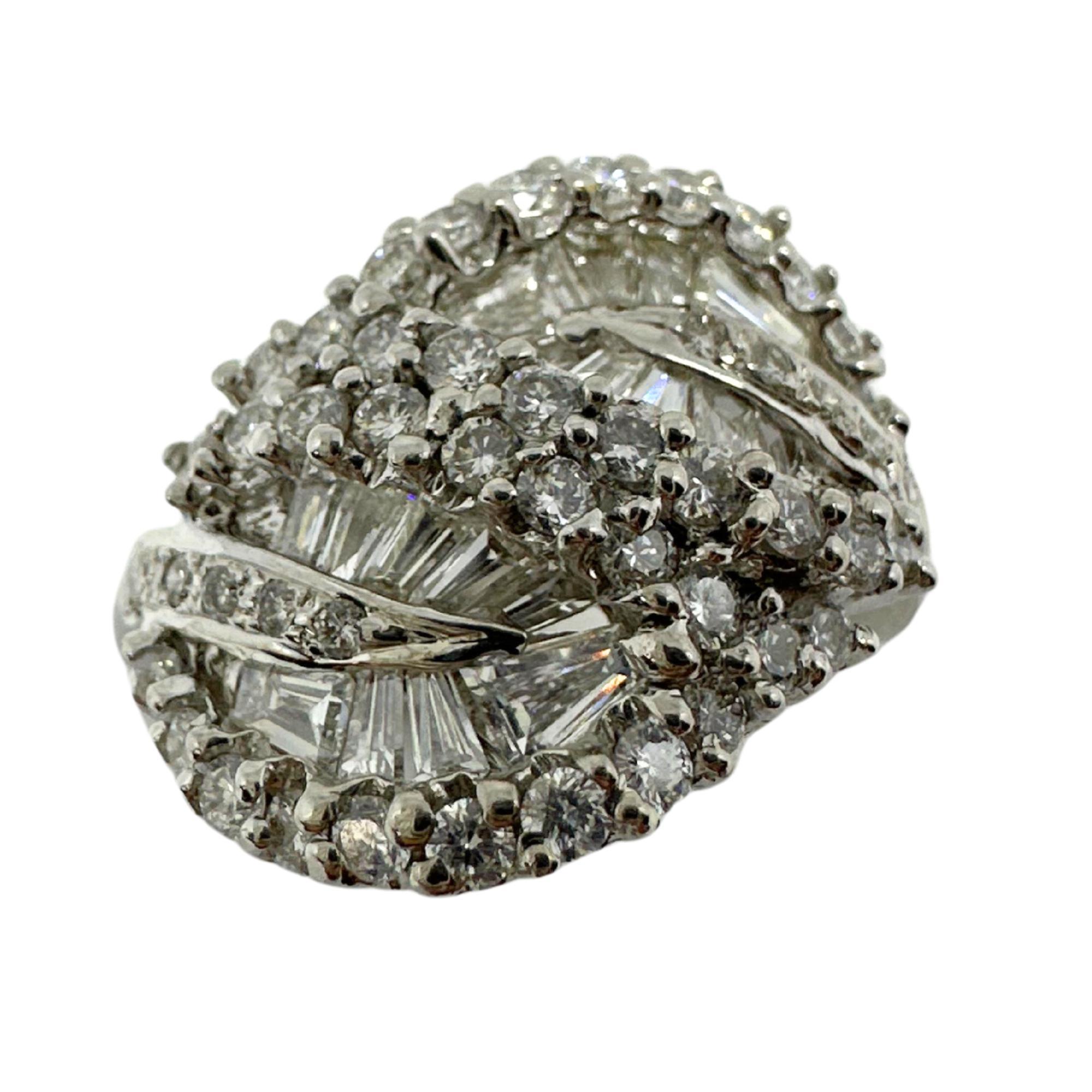 Taille baguette Bague en or blanc 18K avec diamant taille baguette conique en vente