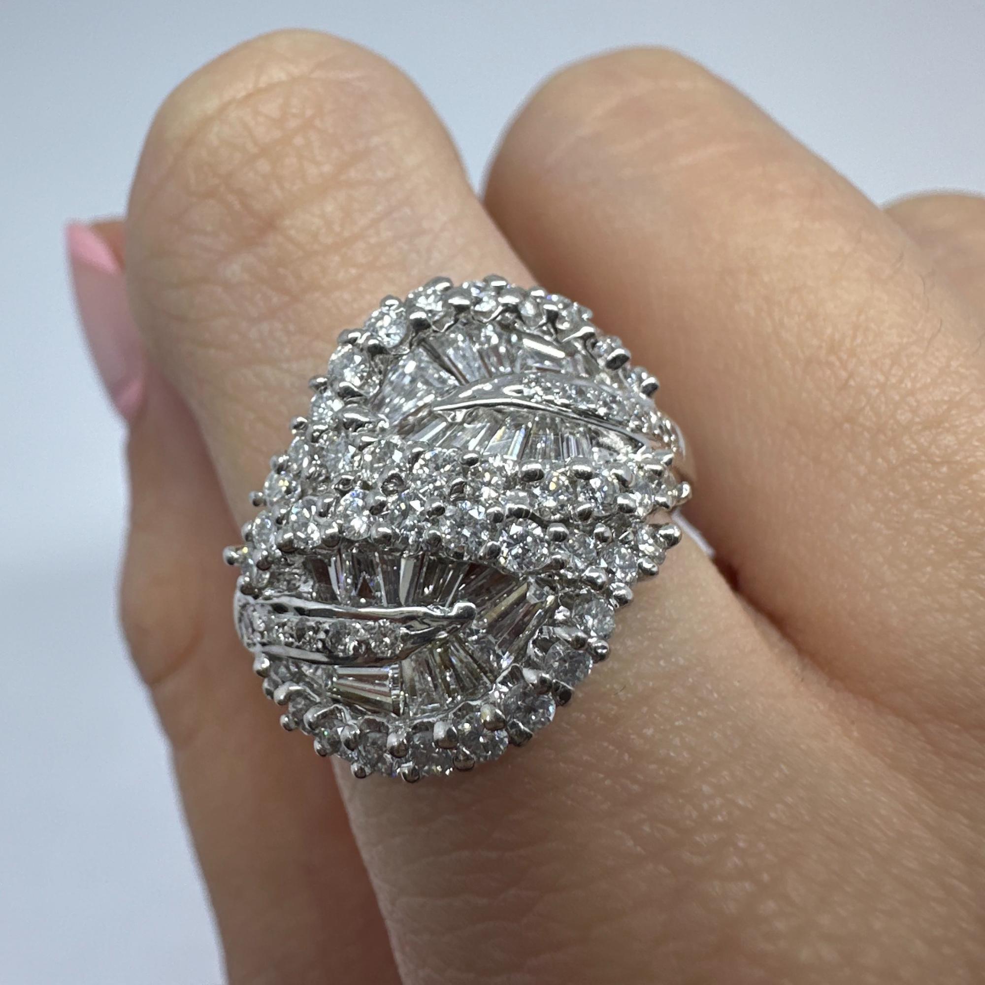 Bague en or blanc 18K avec diamant taille baguette conique Bon état - En vente à New York, NY
