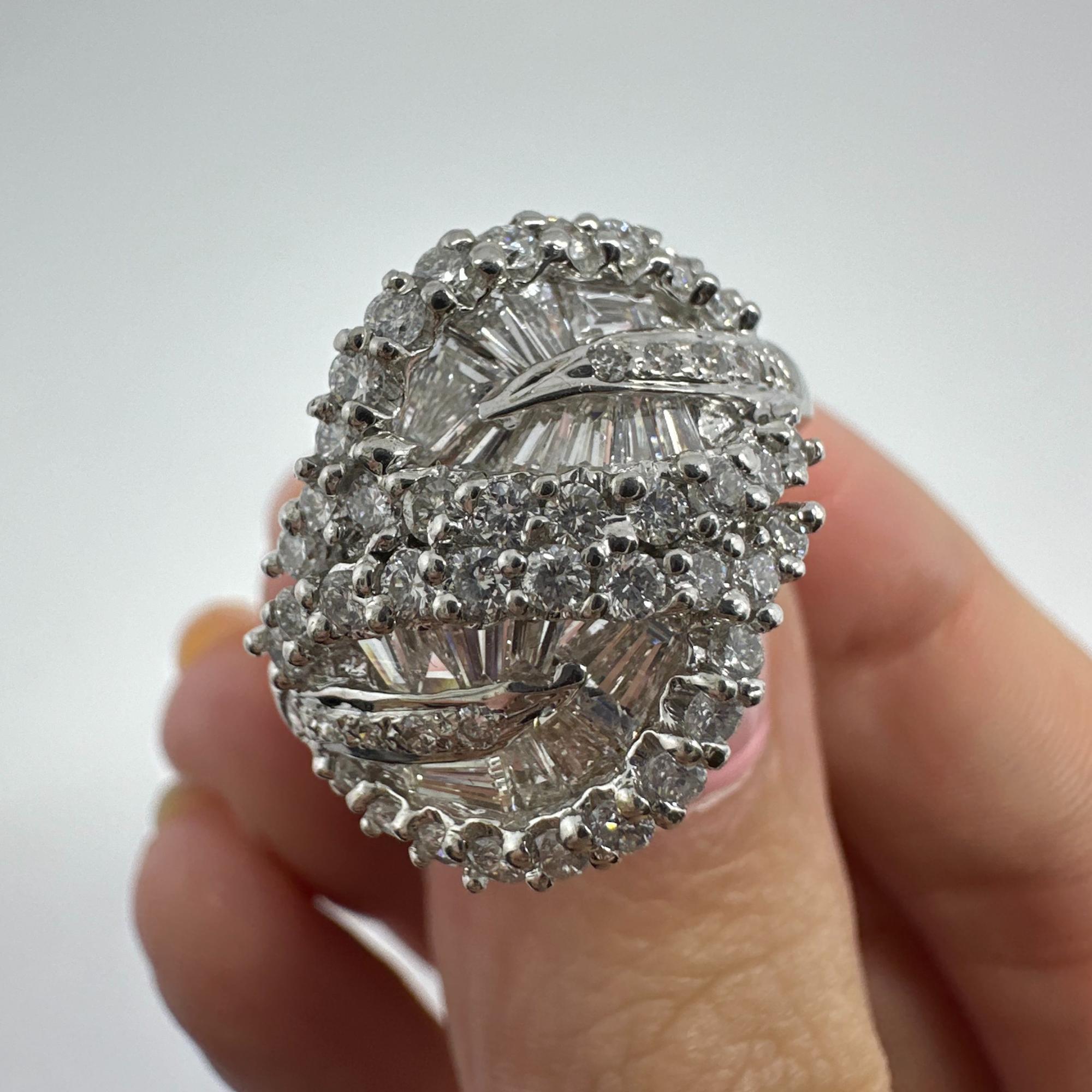 Bague en or blanc 18K avec diamant taille baguette conique Pour femmes en vente