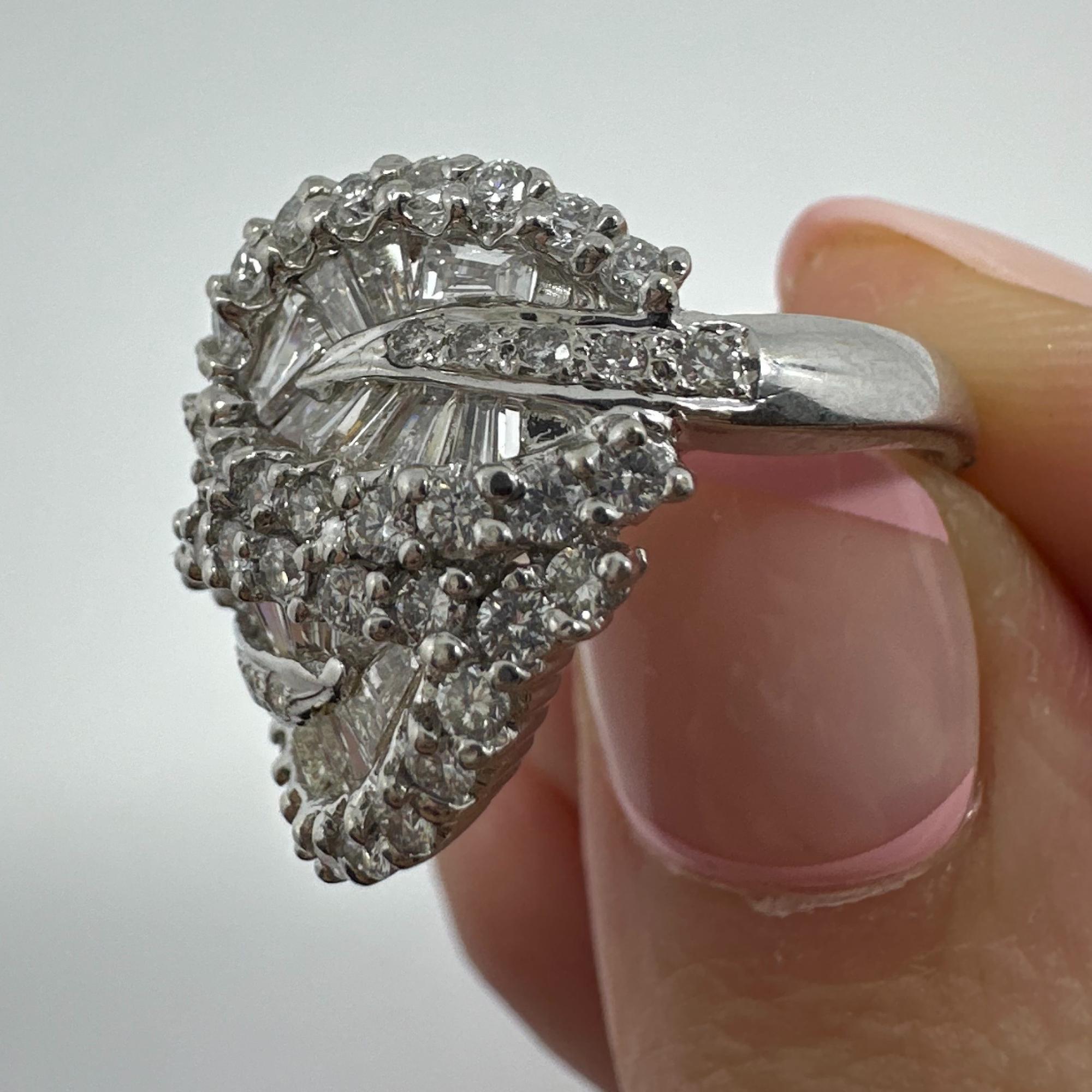 Bague en or blanc 18K avec diamant taille baguette conique en vente 1