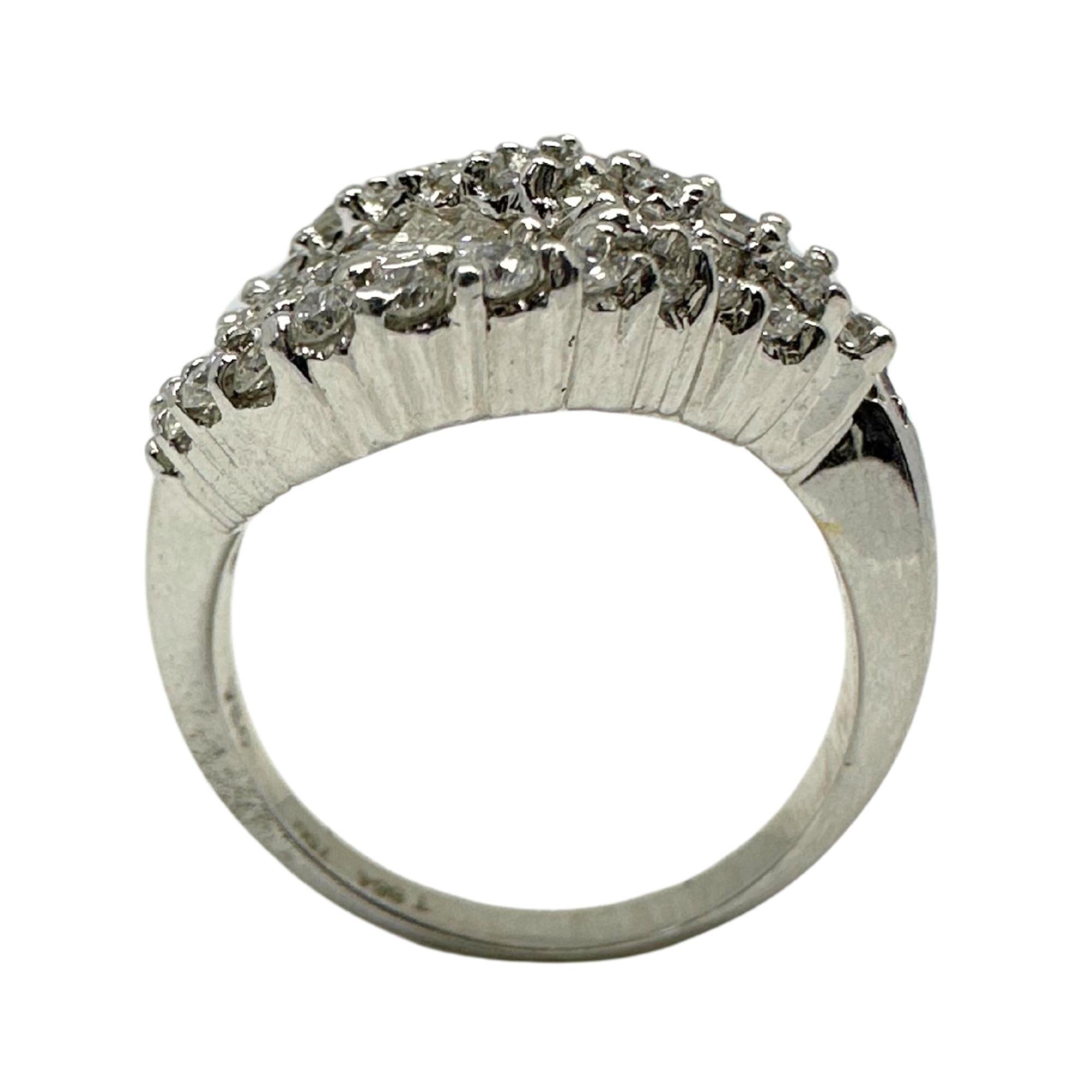 Bague en or blanc 18K avec diamant taille baguette conique en vente 2