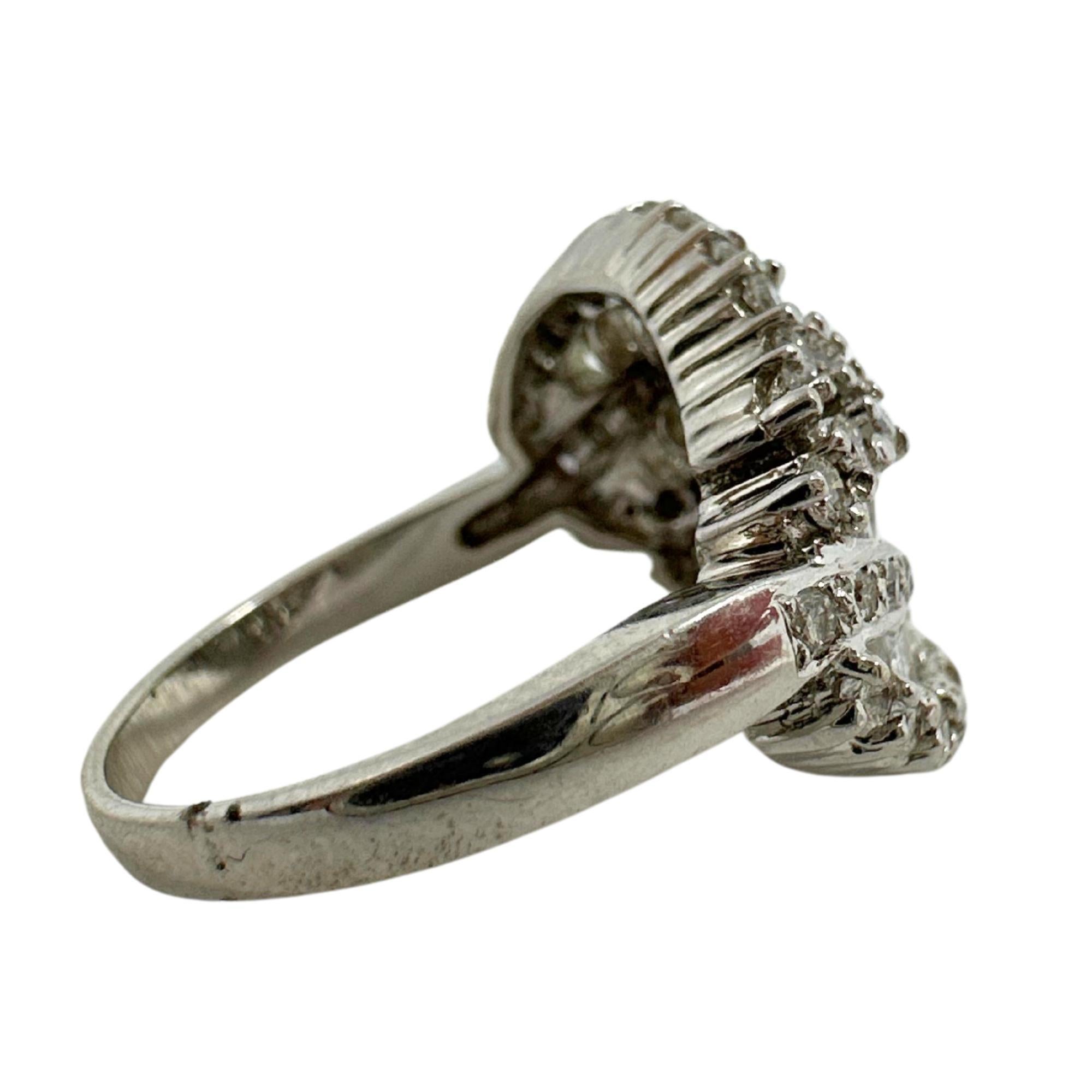 Bague en or blanc 18K avec diamant taille baguette conique en vente 3