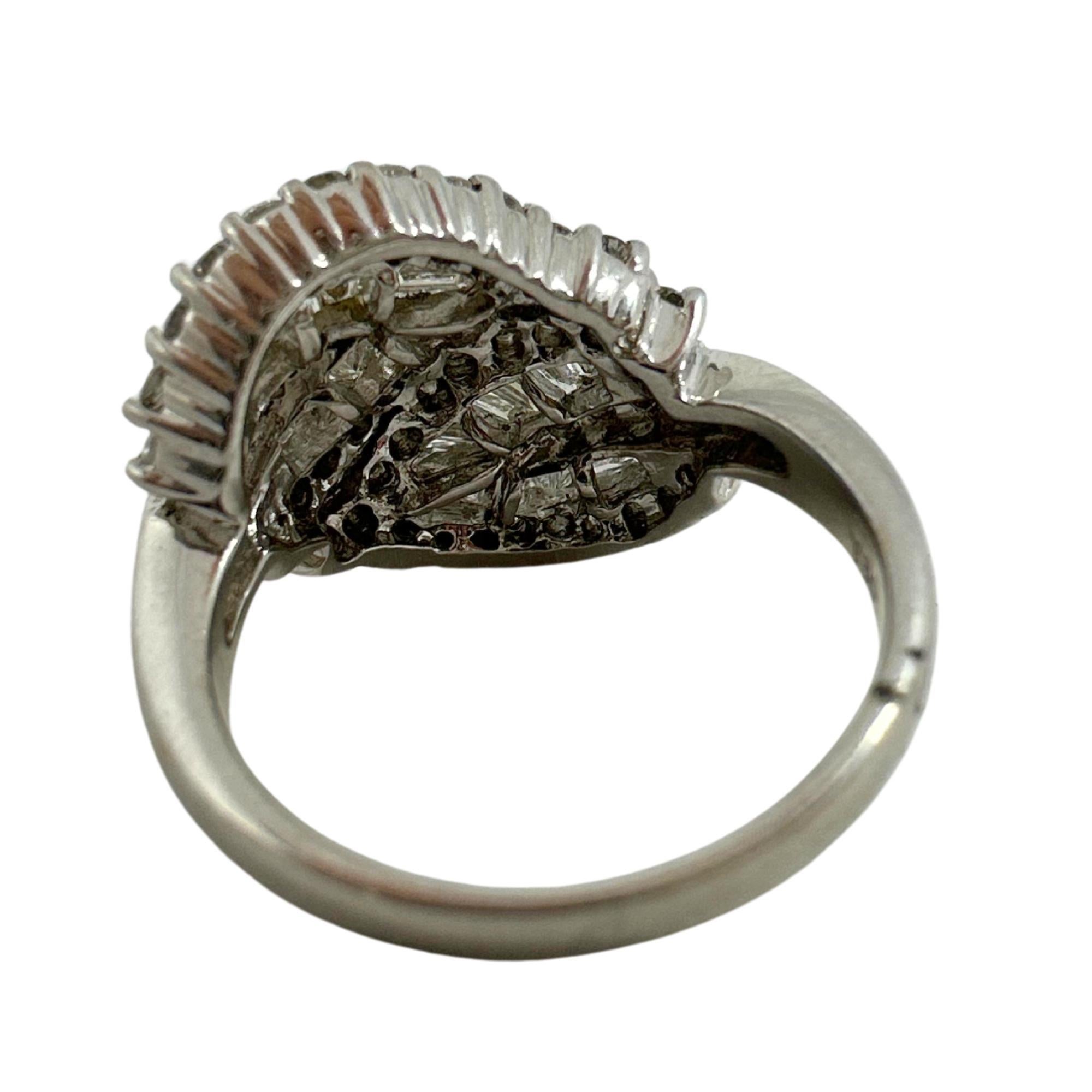 Bague en or blanc 18K avec diamant taille baguette conique en vente 4
