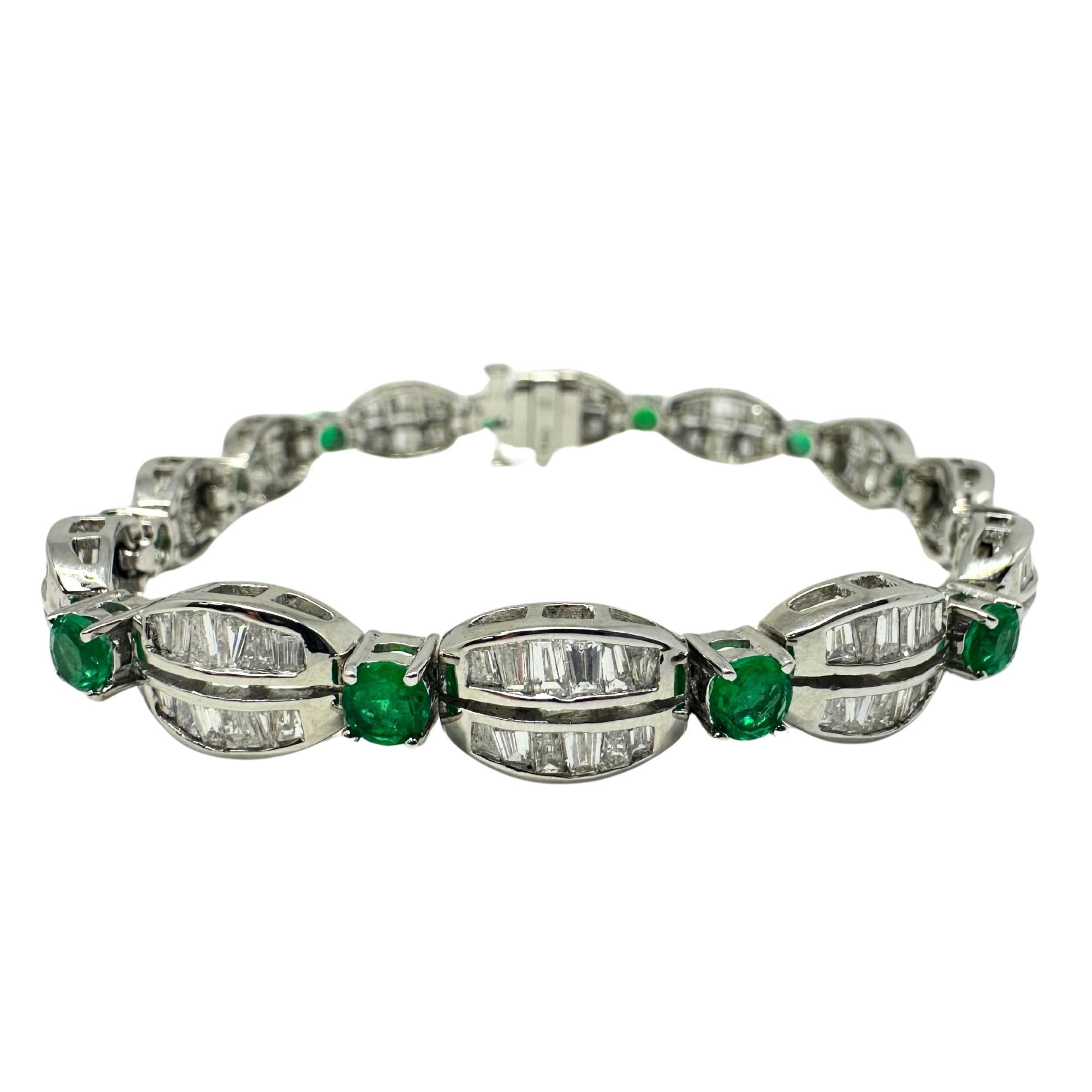 Raffinato e vivace, questo bracciale in oro bianco 18 carati presenta 5,12 carati di diamanti scintillanti abbinati a 2,85 carati di smeraldi vividi. Con una lunghezza di 7,5 pollici e una larghezza di 0,30 pollici, offre un profilo elegante e una
