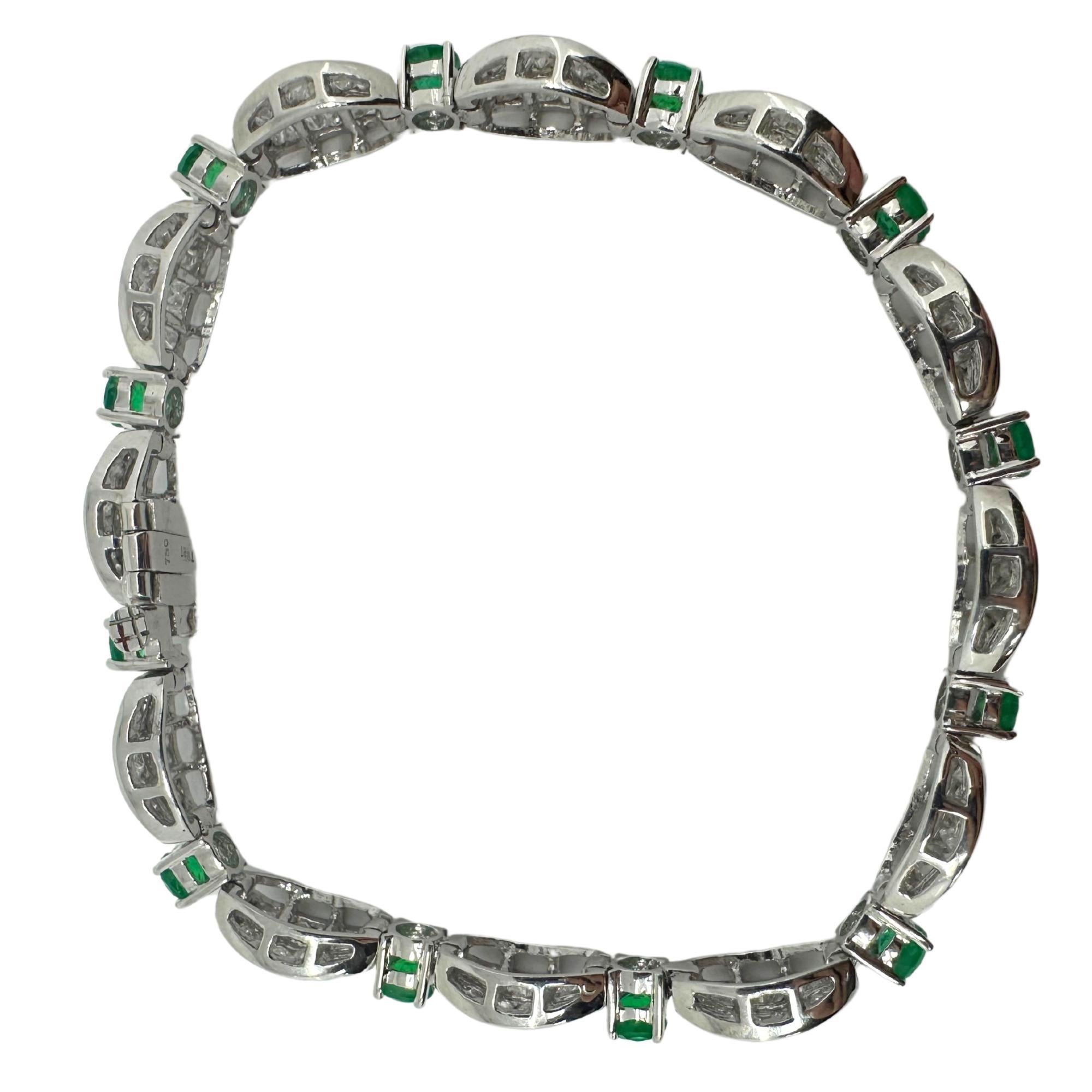 Baguette rastremato Bracciale in oro bianco 18 carati con diamanti a baguette e smeraldi in vendita