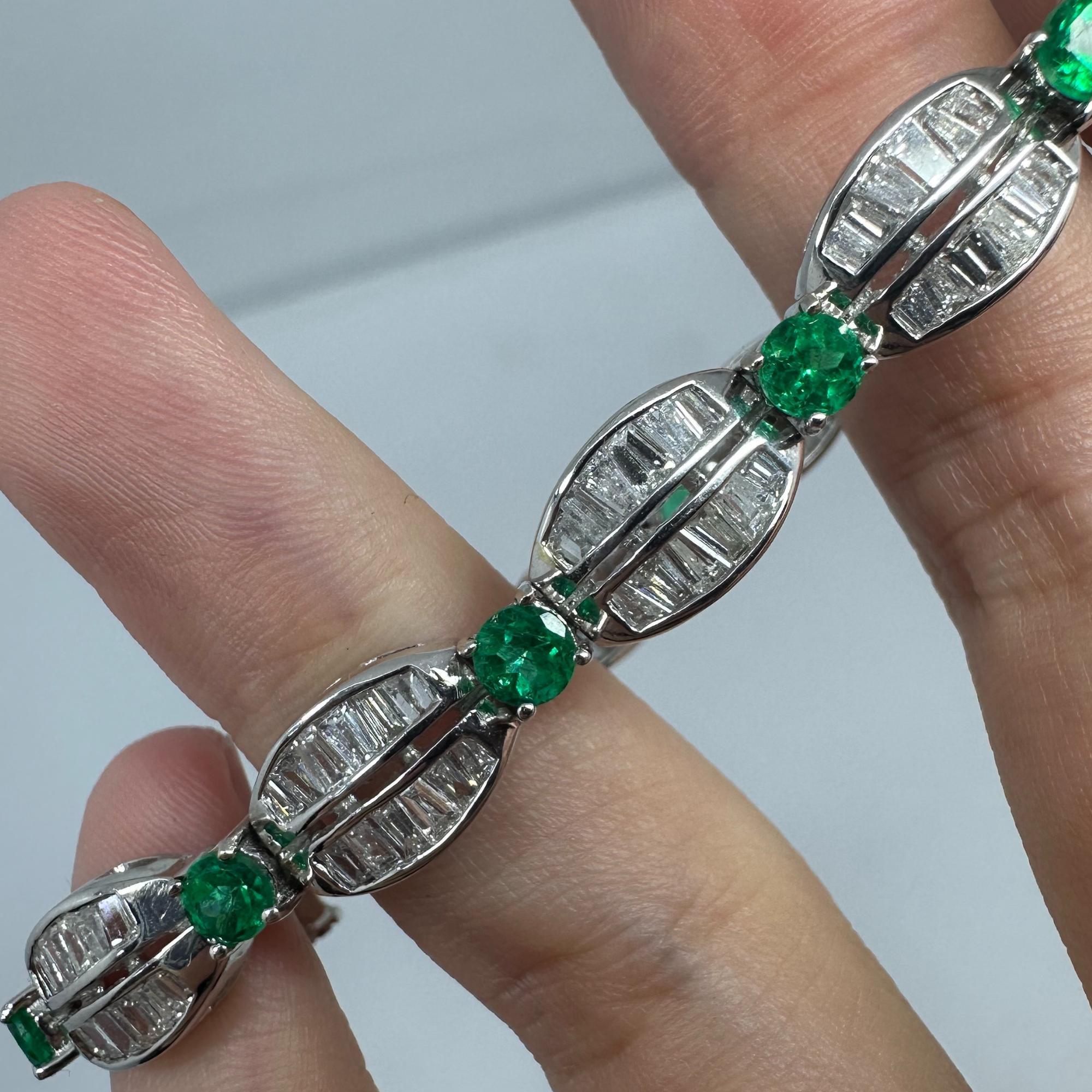 Bracciale in oro bianco 18 carati con diamanti a baguette e smeraldi In condizioni buone in vendita a New York, NY