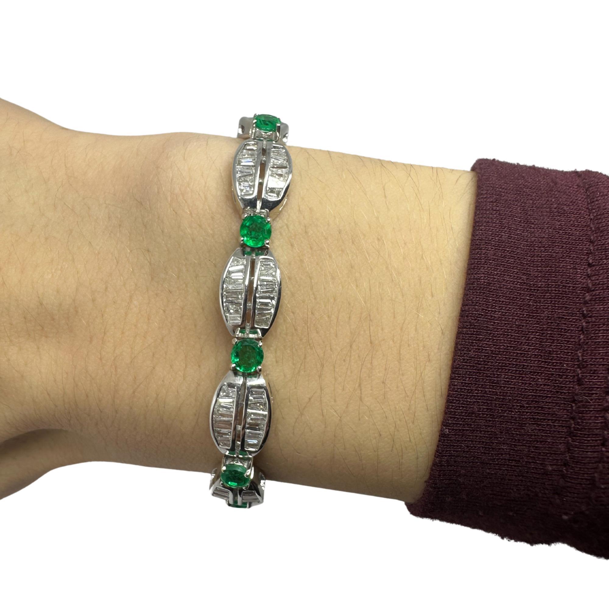 Donna Bracciale in oro bianco 18 carati con diamanti a baguette e smeraldi in vendita