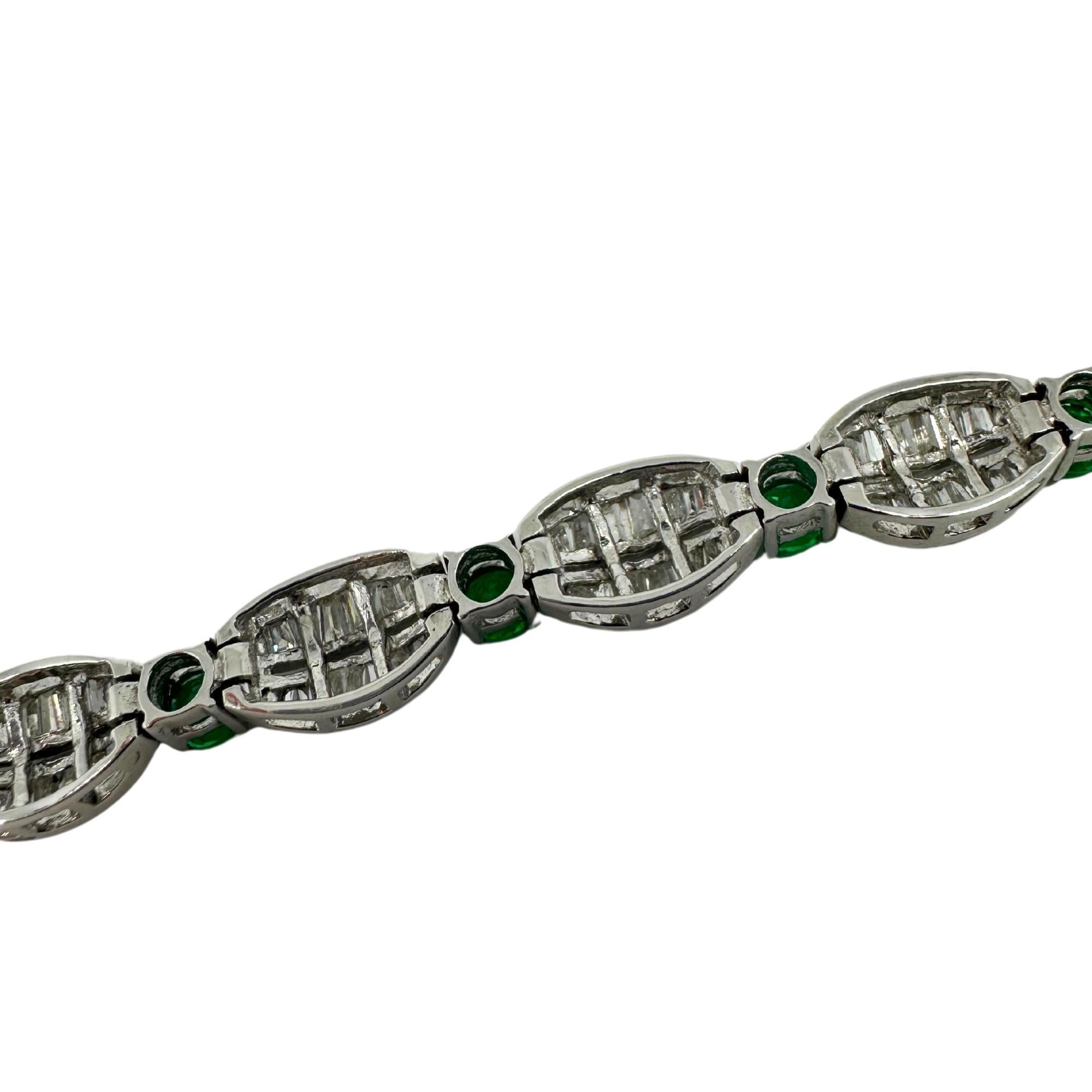 Bracciale in oro bianco 18 carati con diamanti a baguette e smeraldi in vendita 3
