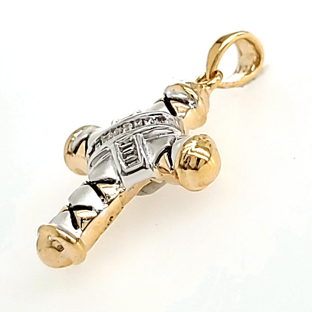 Adornado con 14 diamantes baguette cónicos, que abrazan delicadamente el centro, este colgante irradia un aura divina que cautiva los sentidos. 

Fabricado en oro blanco de 18 quilates (3,16 gramos), mide 25 x 15 mm.


La cruz ha sido un símbolo de