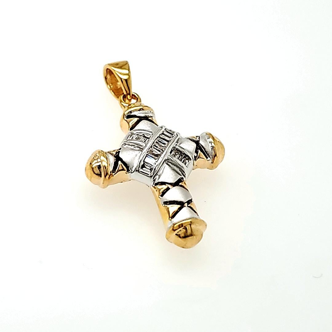 Colgante Cruz Diamante Baguette Cónico Oro Blanco 18k Corte oval en venta