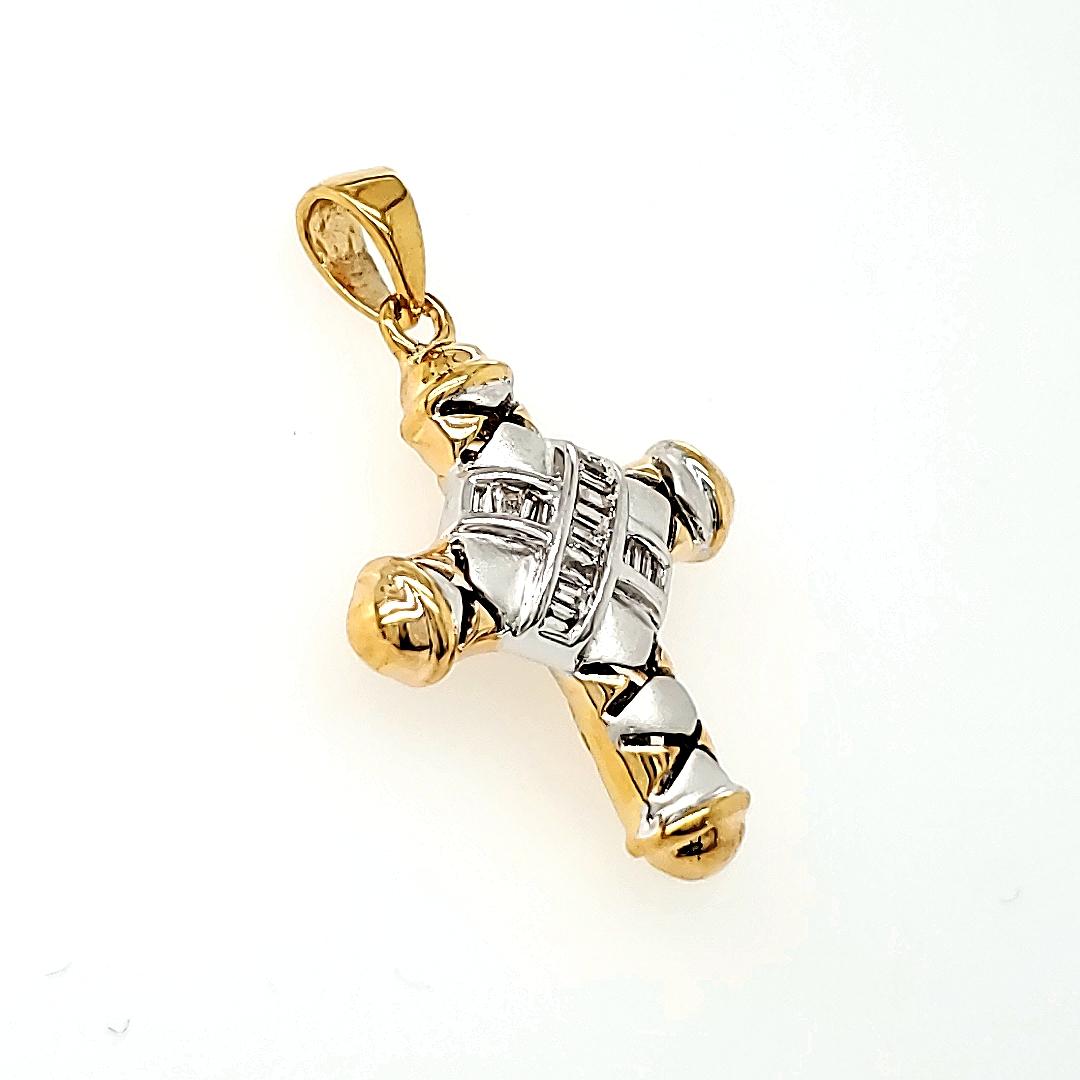 Colgante Cruz Diamante Baguette Cónico Oro Blanco 18k en Nuevo estado para la venta en Hong Kong, HK
