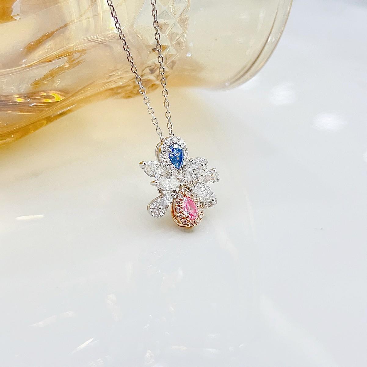 Collana a goccia in oro bianco 18K con contrasto di colore e diamanti naturali

Scopri uno squisito equilibrio di eleganza e audacia con questa collana a goccia in oro bianco 18 carati. Con un singolo diamante naturale (0,12 carati) al centro,