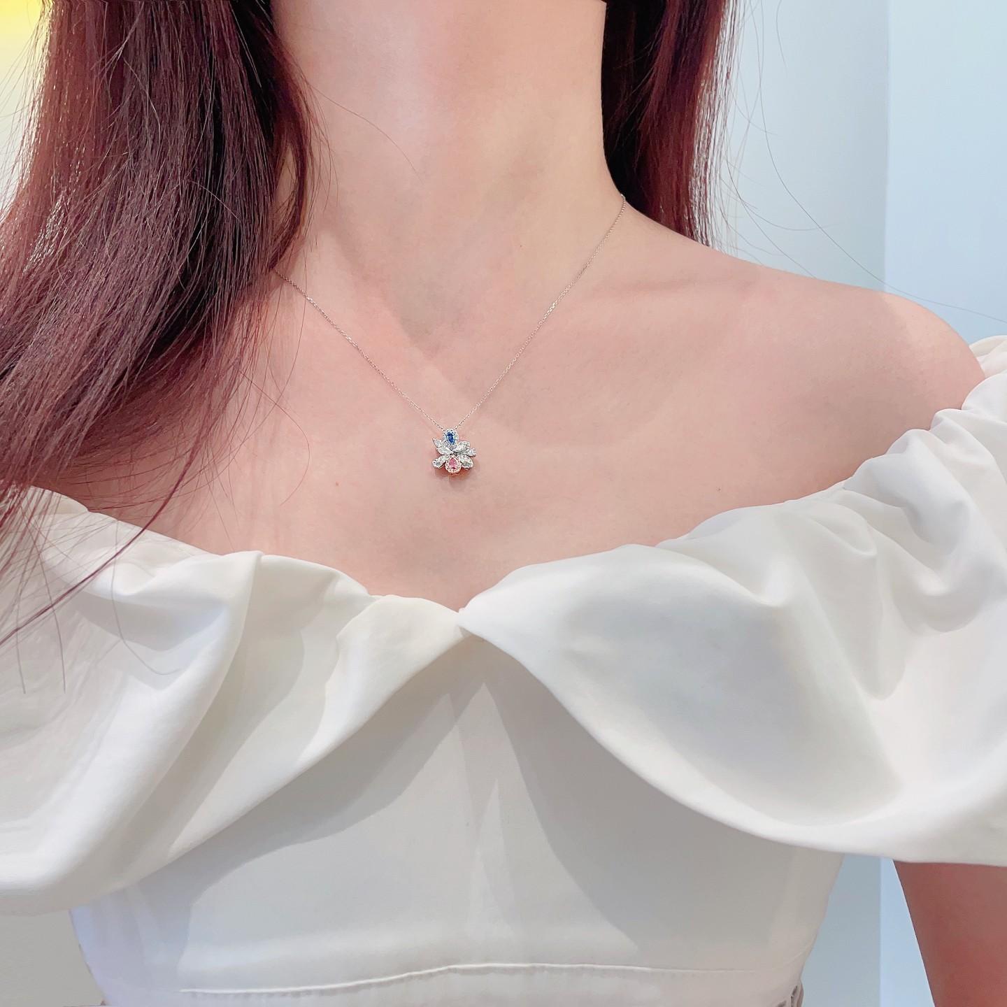 Moderno Collana a goccia in oro bianco 18K con contrasto di colore e diamanti naturali in vendita