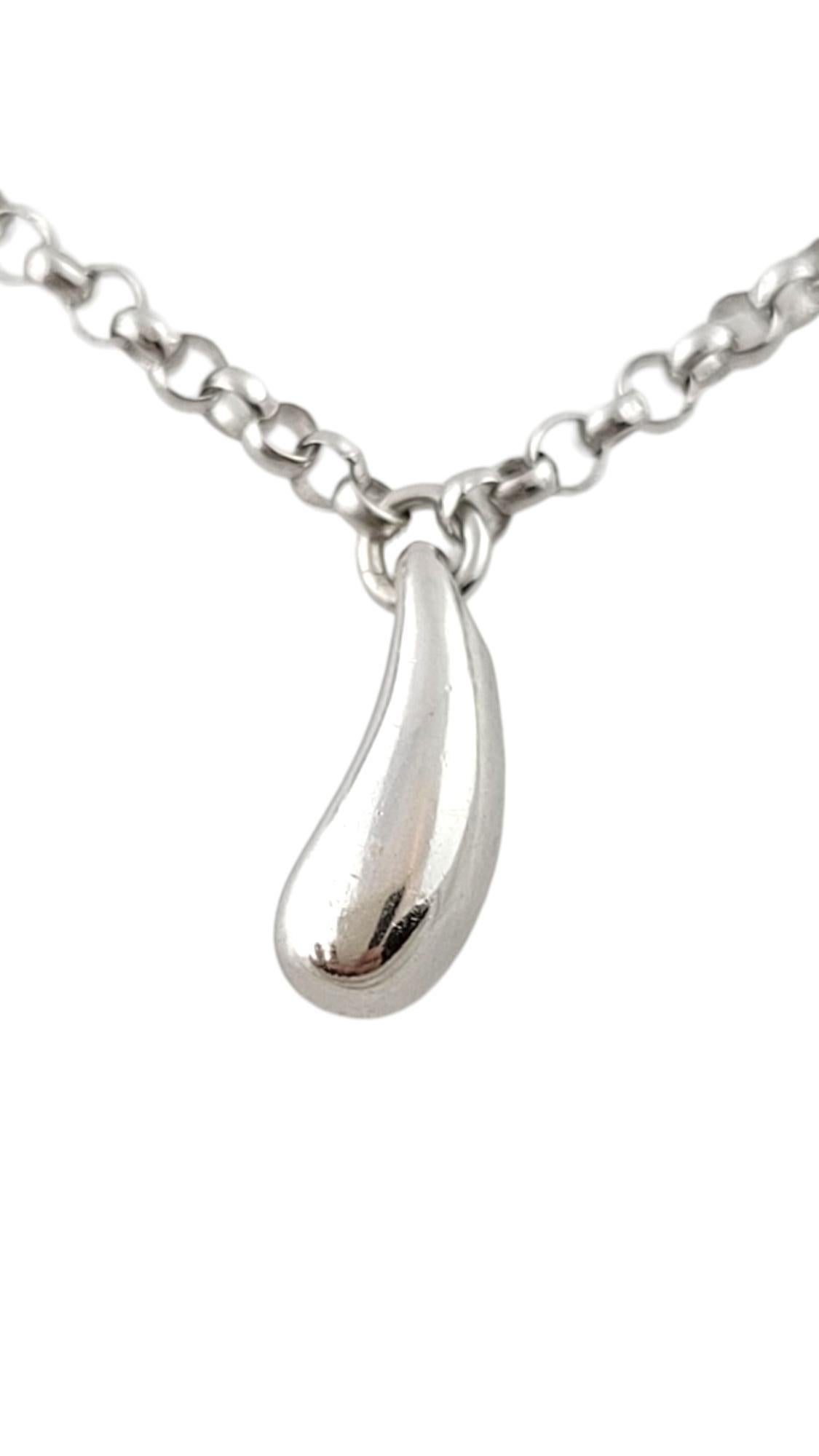 Collar de lágrimas de oro blanco de 18 quilates

Este precioso collar de cadena está decorado con pequeños colgantes en forma de lágrima, todos ellos de oro blanco de 18 quilates.

Longitud de la cadena: 15 3/4
Lágrimas: 8,73 mm X 3,44 mm

Peso: