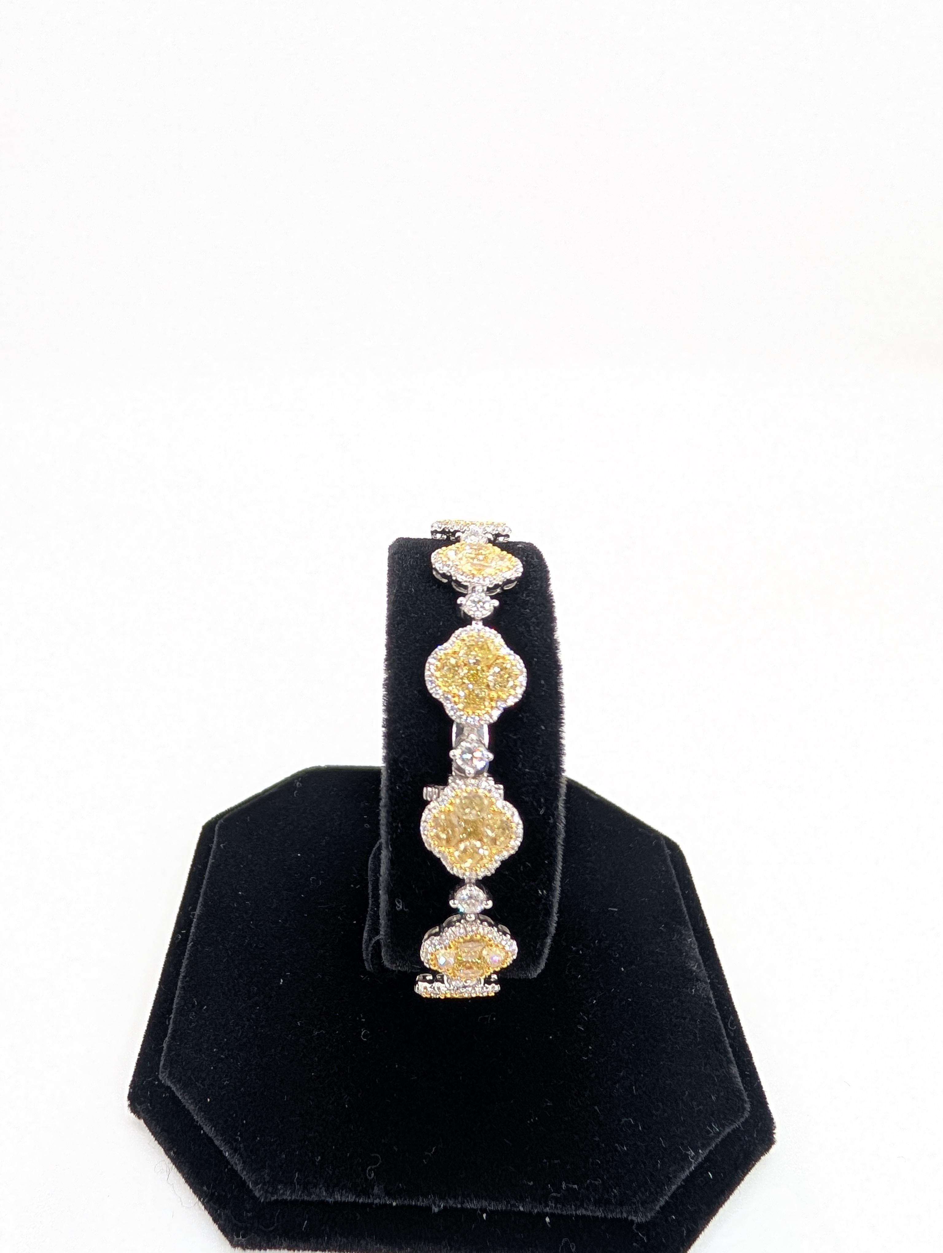Tennisarmband aus 18 Karat Weißgold mit  Runde gelbe und weiße Fancy-Diamanten (Ovalschliff) im Angebot