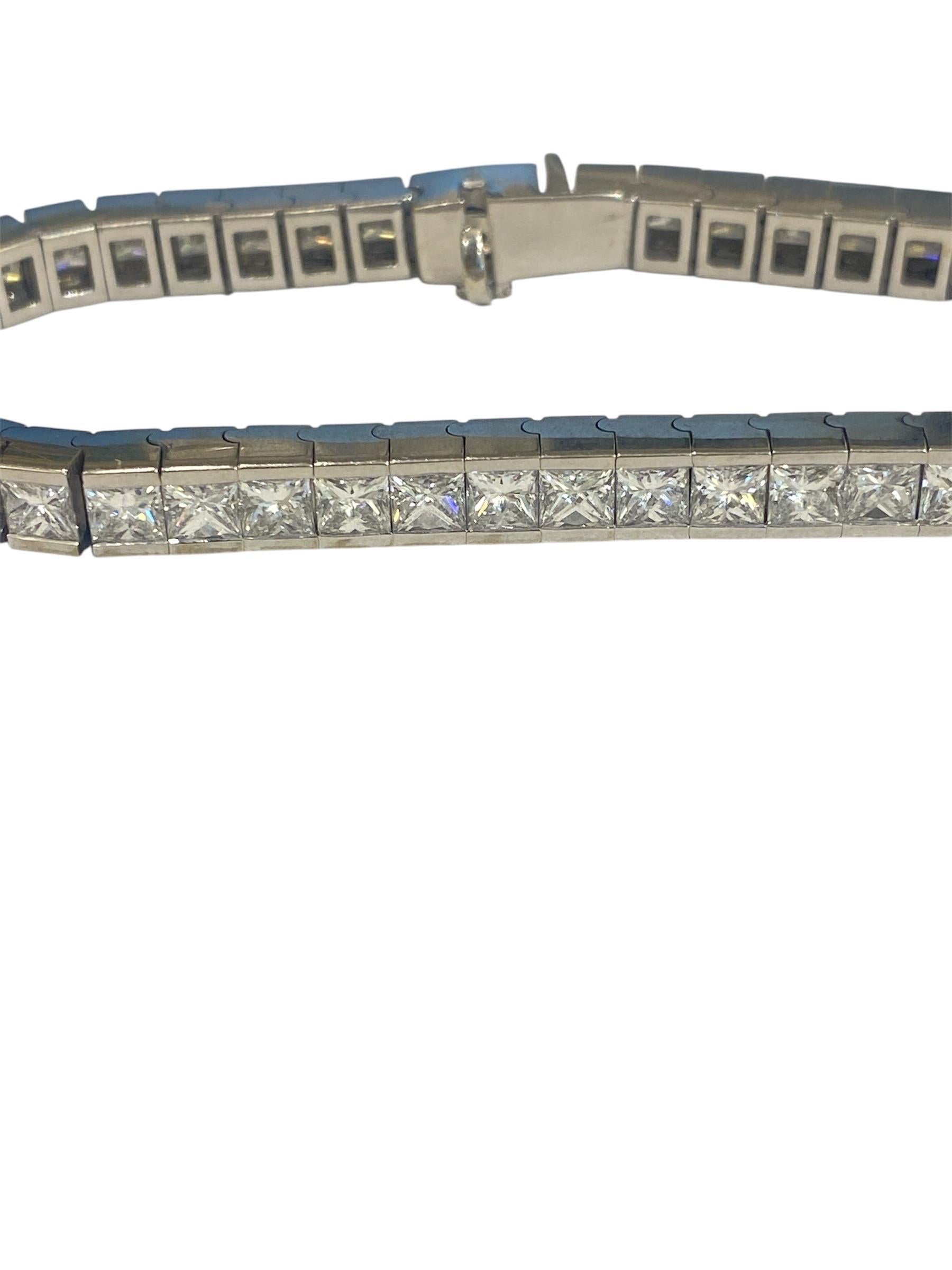 Brilliant Cut 18K White Gold Tennis Bracelet with 14.90 Carats of F/VS1 Diamonds For Sale