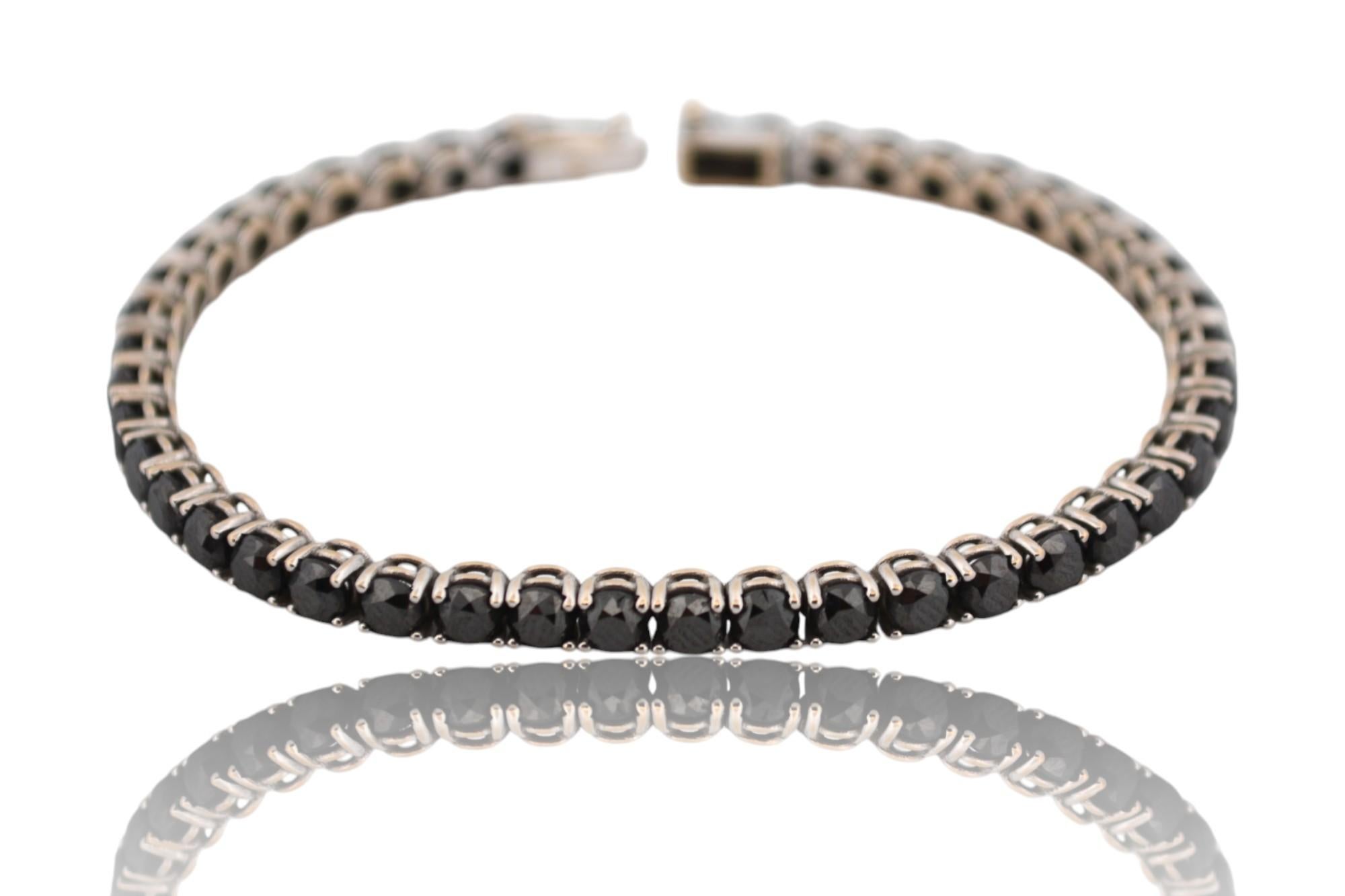 Questo squisito bracciale tennis in oro bianco 18 carati è un pezzo di lusso, progettato per aggiungere un'aria sofisticata a qualsiasi occasione. Con un peso lordo di 15,65 grammi e un peso netto in oro di 13,05 grammi, il bracciale presenta 44
