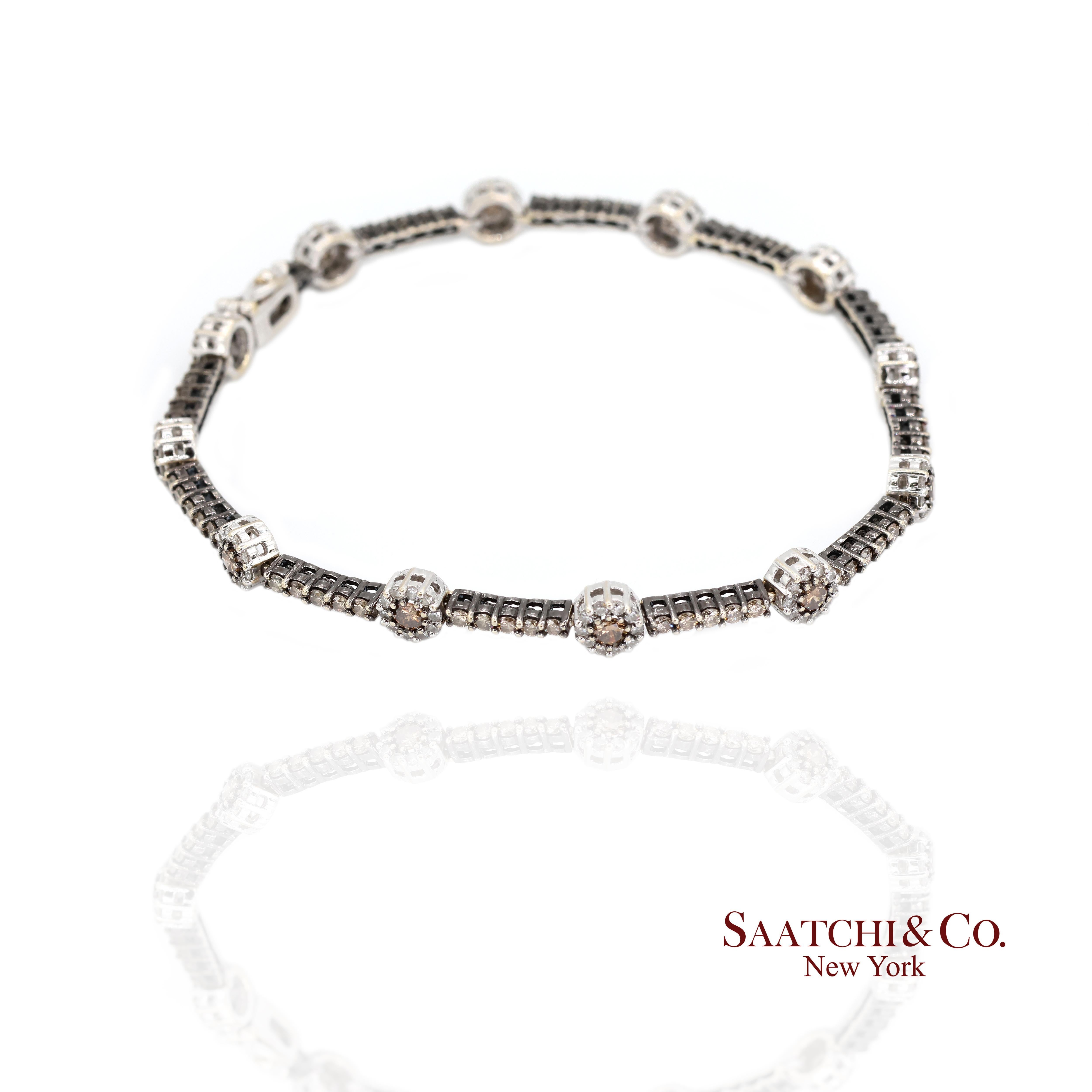 Taille ronde Bracelet de tennis en or blanc 18K avec diamants de couleur champagne naturelle en vente
