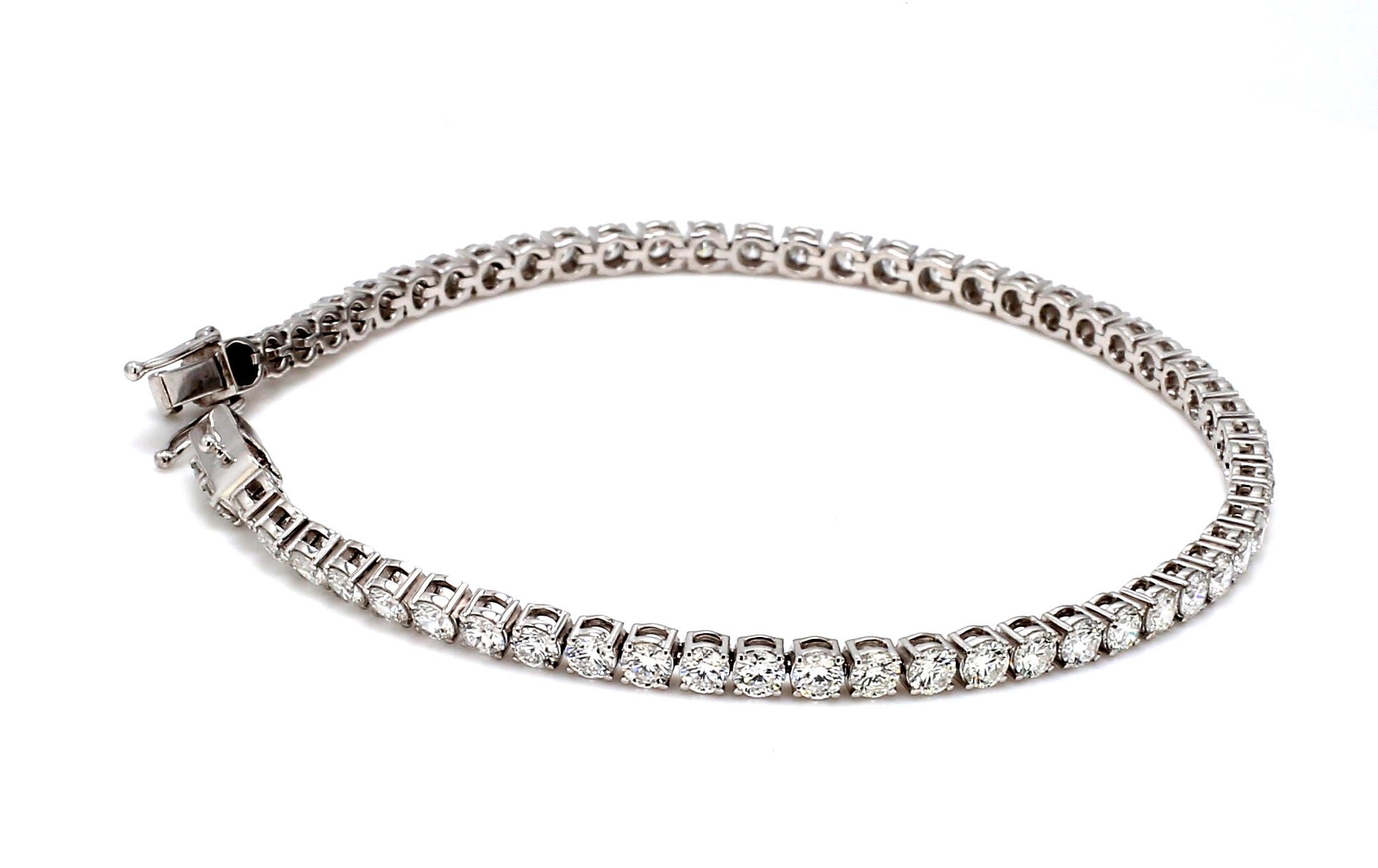 Pulsera de tenis de oro blanco de 18 quilates con diamante natural total de 4,39 cts en venta 2