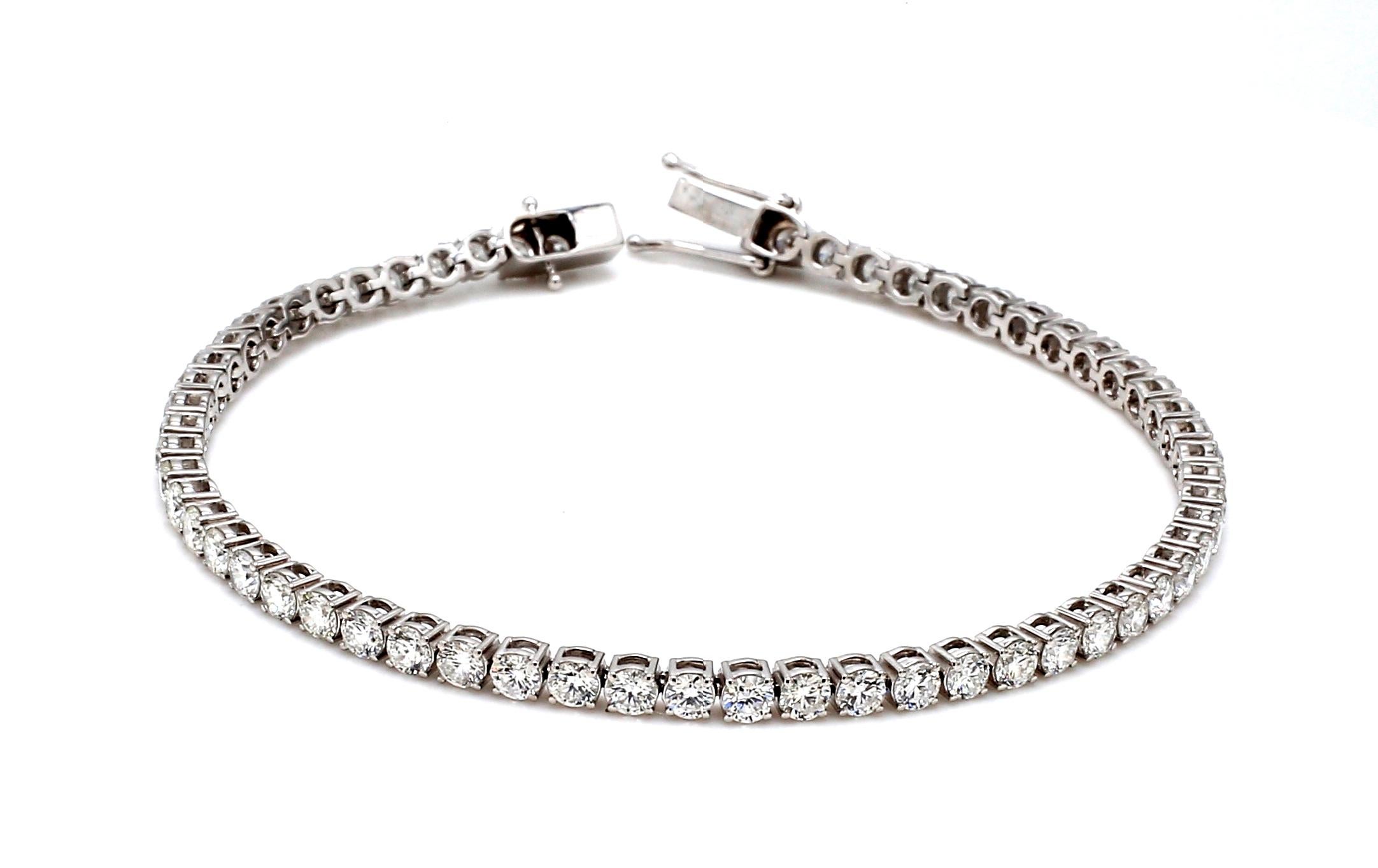 Pulsera de tenis de oro blanco de 18 quilates con diamante natural total de 4,39 cts en venta 3