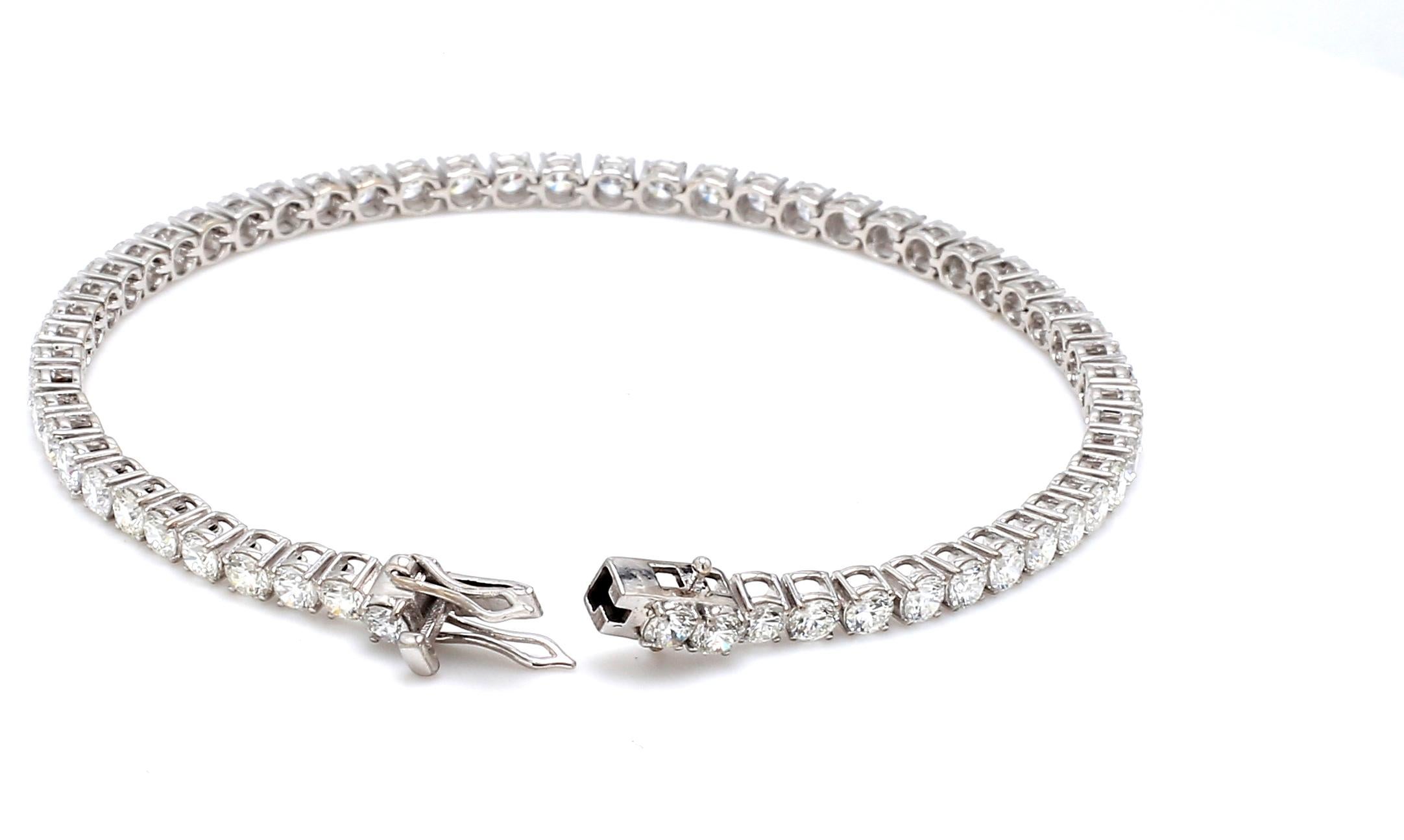 Pulsera de tenis de oro blanco de 18 quilates con diamante natural total de 4,72 cts en venta 1
