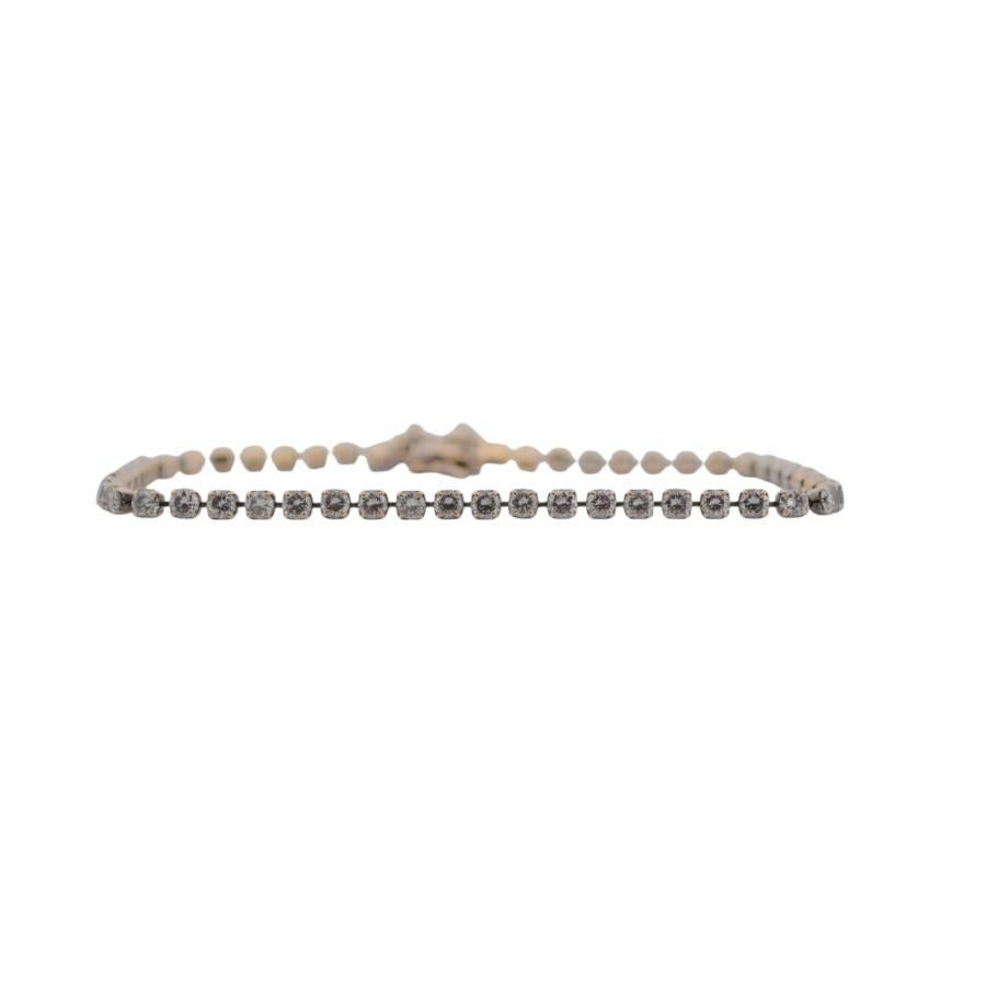 Raffiné, rayonnant et éternellement élégant, ce bracelet tennis en or blanc 18 carats est l'expression éblouissante du luxe classique. Conçue pour enchanter à chaque mouvement, elle présente une ligne exquise de diamants naturels taille brillant,