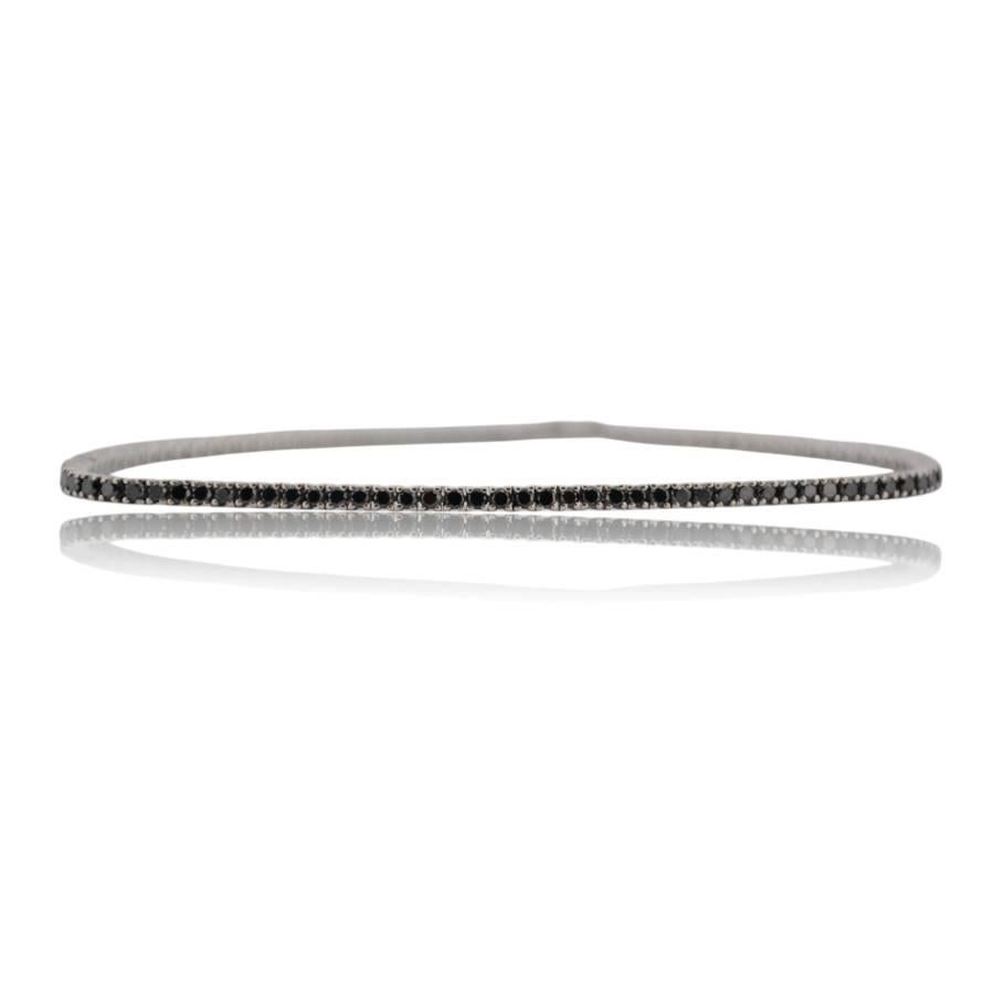 Elegant, audacieux et raffiné - ce bracelet de tennis en or blanc 18 carats orné de diamants noirs naturels est une expression frappante du luxe moderne. Conçue pour ceux qui ont le goût de l'extraordinaire, elle allie sans effort un design
