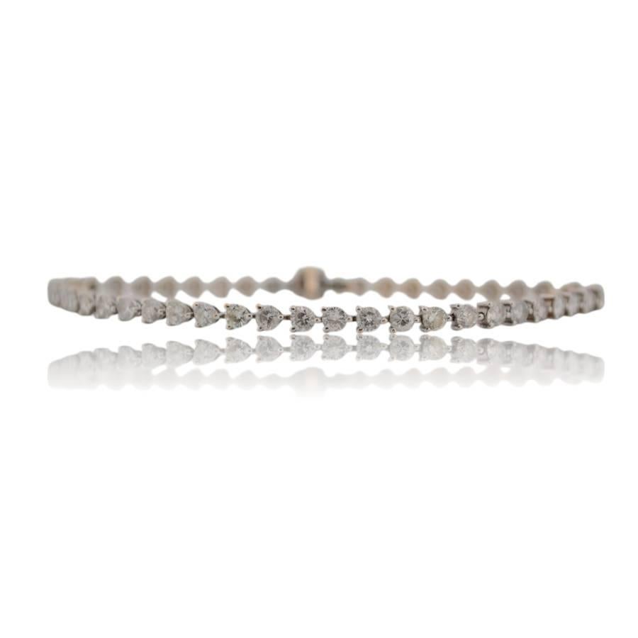 L'élégance classique rencontre l'éclat radieux dans cet exquis bracelet tennis en or blanc 18 carats, méticuleusement conçu pour mettre en valeur la beauté intemporelle des diamants naturels. Véritable symbole de sophistication, cette pièce est