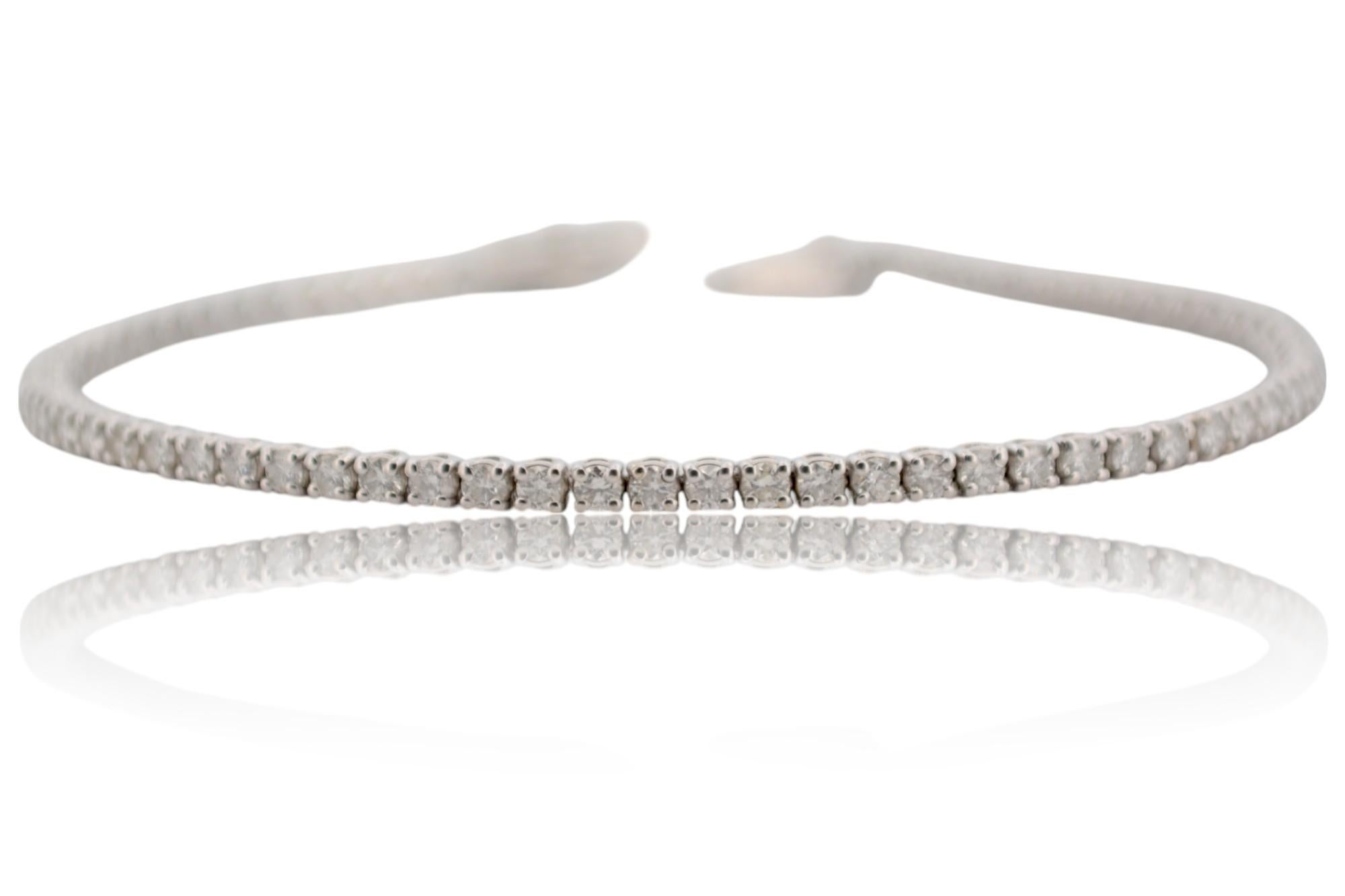 Cet exquis bracelet de tennis en or blanc 18 carats est un accessoire luxueux qui allie élégance et intemporalité. Pesant 8,05 grammes pour un poids net d'or de 7,65 grammes, le bracelet est orné de 64 diamants naturels de taille brillant,