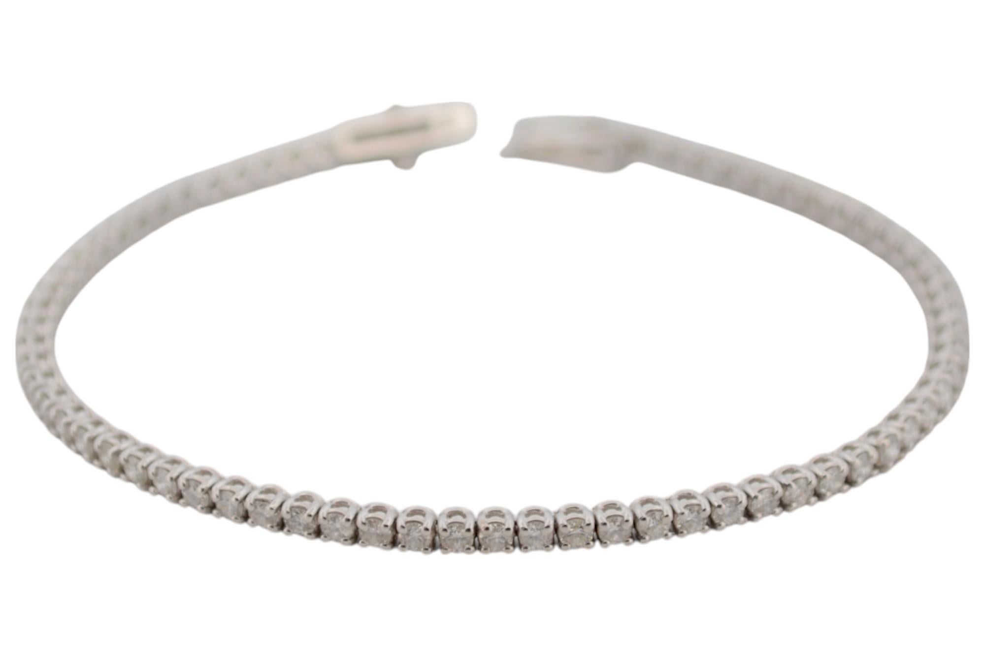 Bracelet de tennis en or blanc 18K avec diamants naturels_125760 en vente 1