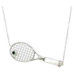 Collier pendentif raquette de tennis en or blanc 18 carats avec diamants et nacre