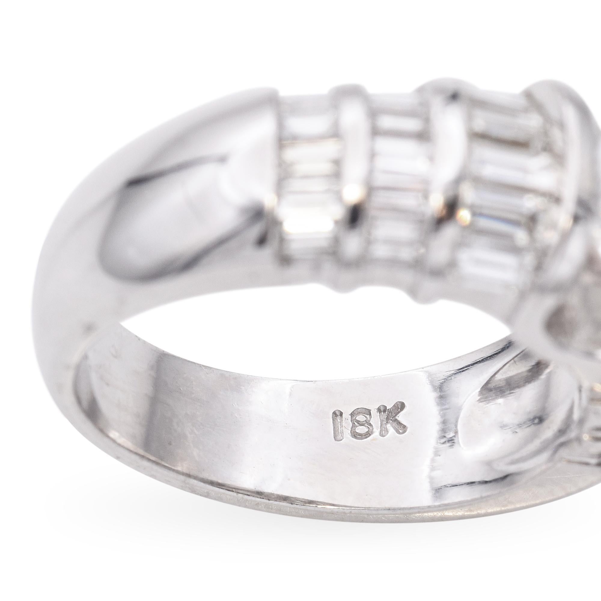 Anillo de Cóctel de Diamantes Engastados en Tensión de Oro Blanco de 18k en venta 2