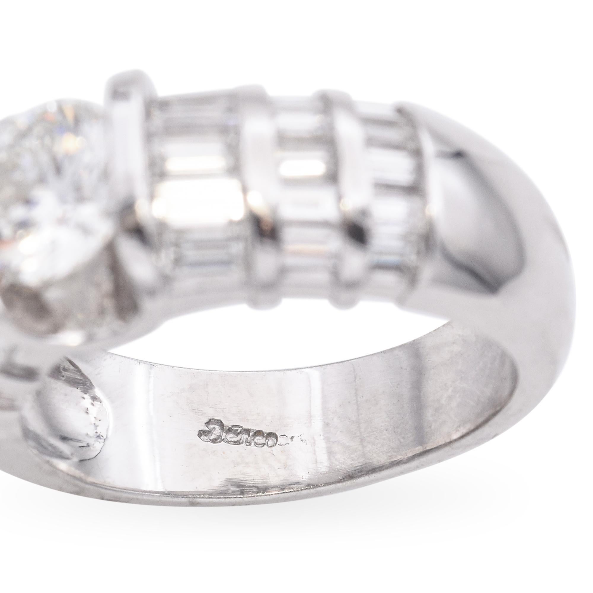 Anillo de Cóctel de Diamantes Engastados en Tensión de Oro Blanco de 18k en venta 3