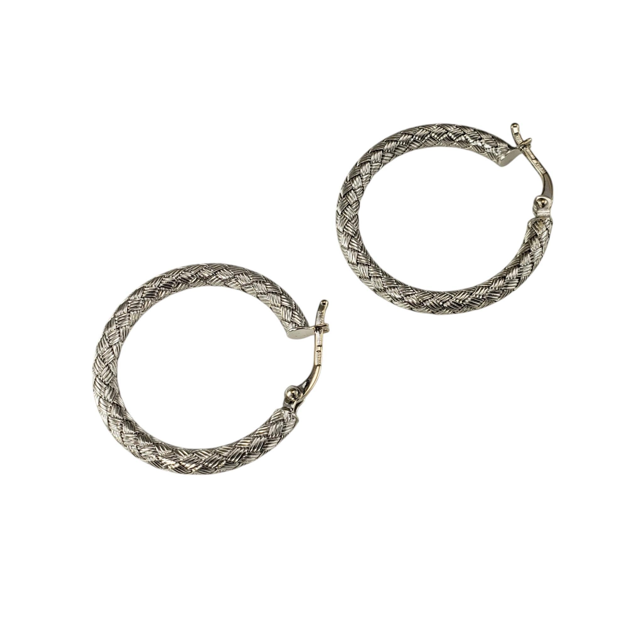 18K White Gold Textured Hoop Earrings-

These lovely hoop earrings are crafted in beautifully detailed textured 18K white gold.

Size: 27 mm x 3 mm

Weight: 3.5 dwt/ 5.5 gr

Stamped: 18K ITALY

Very good condition, professionally polished.

Will